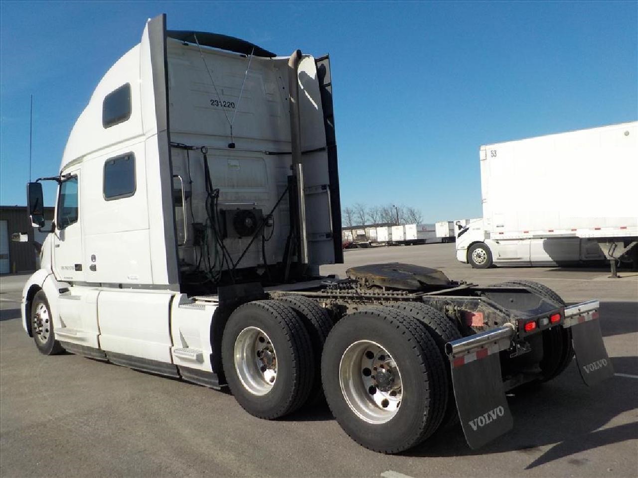 2023 VOLVO VNL64T860 - image 3 of 6