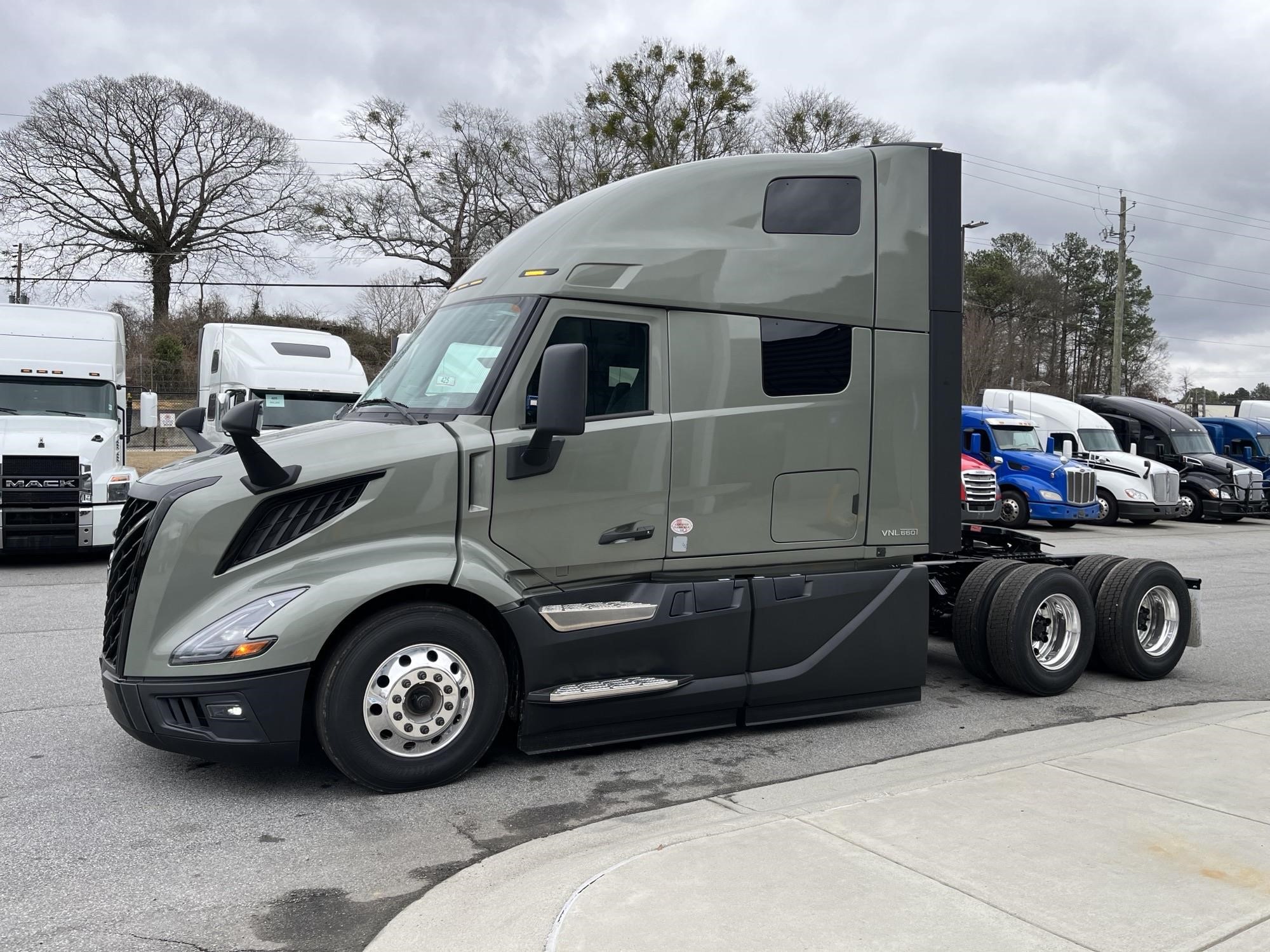 2025 VOLVO VNL64T660 - image 1 of 6