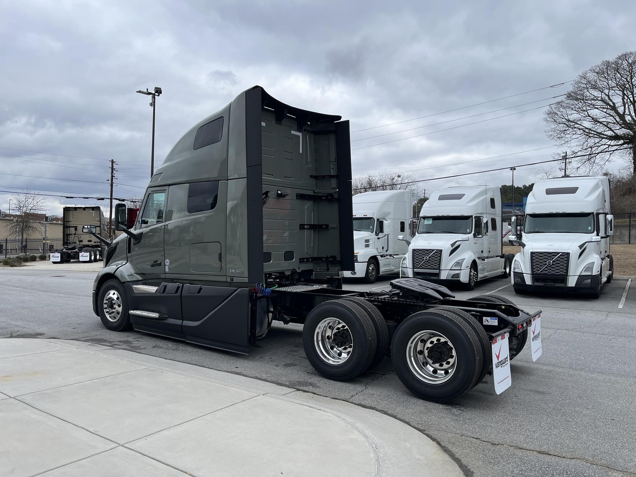 2025 VOLVO VNL64T660 - image 2 of 6