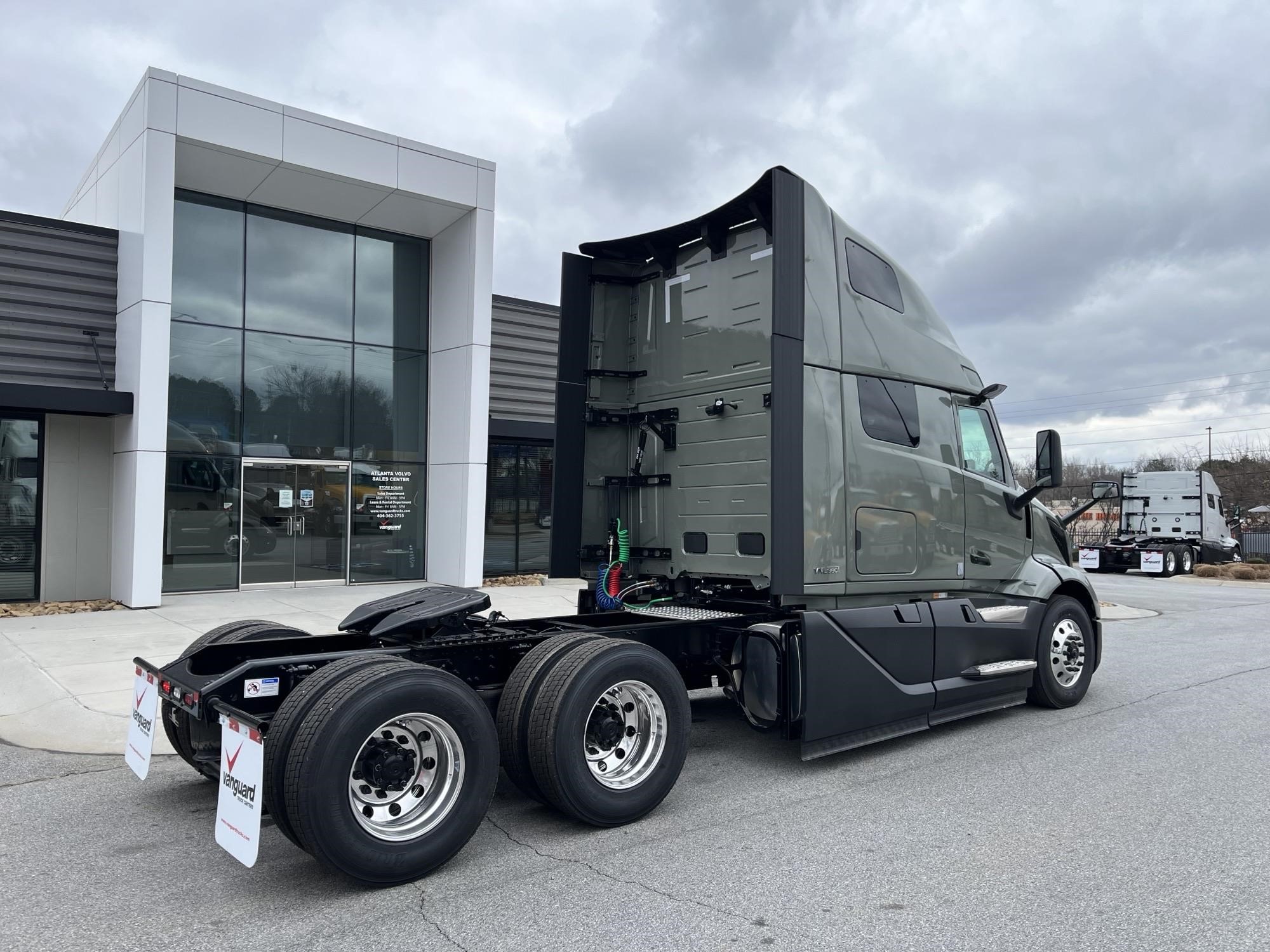 2025 VOLVO VNL64T660 - image 3 of 6