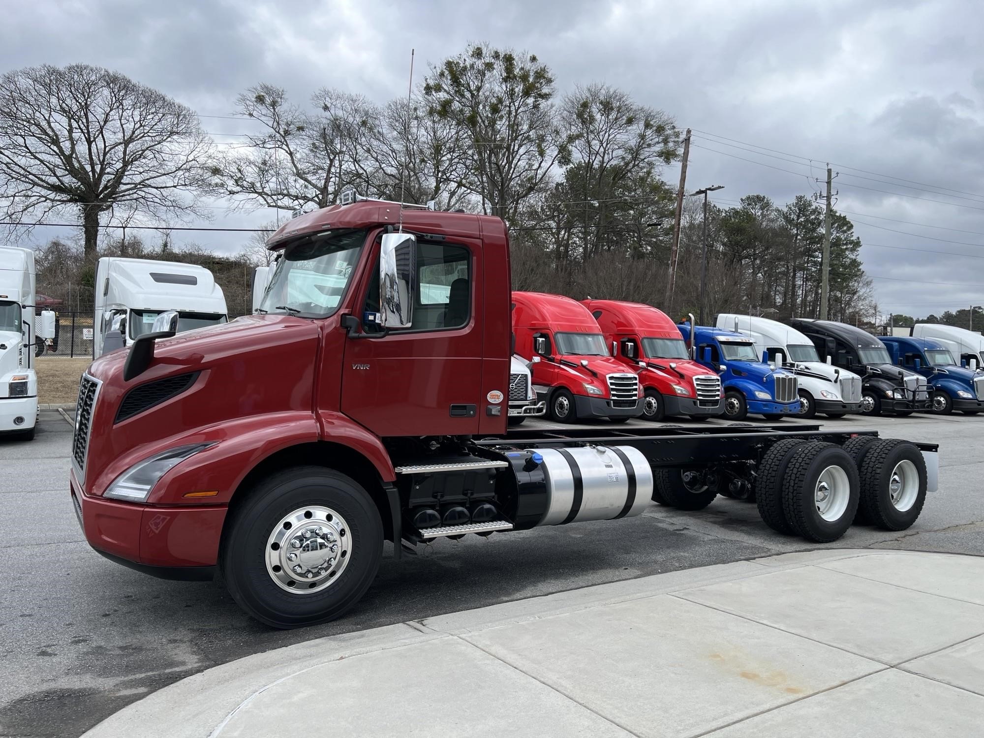 2025 VOLVO VNR64300 - image 1 of 4