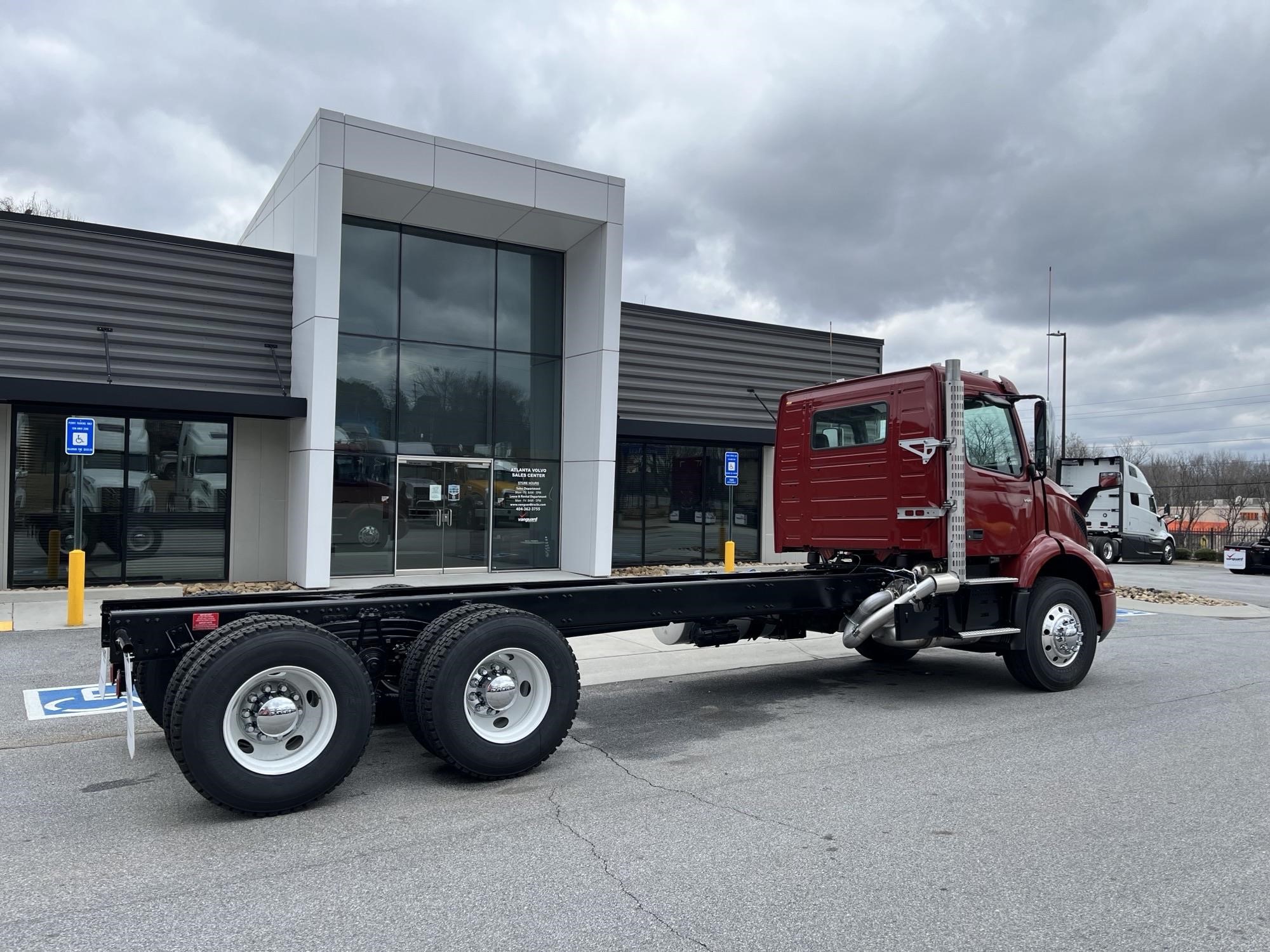 2025 VOLVO VNR64300 - image 3 of 4