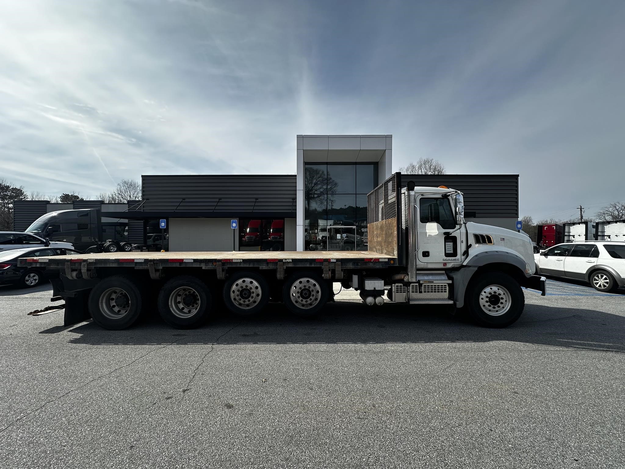 2018 MACK GRANITE GU813 - image 2 of 6