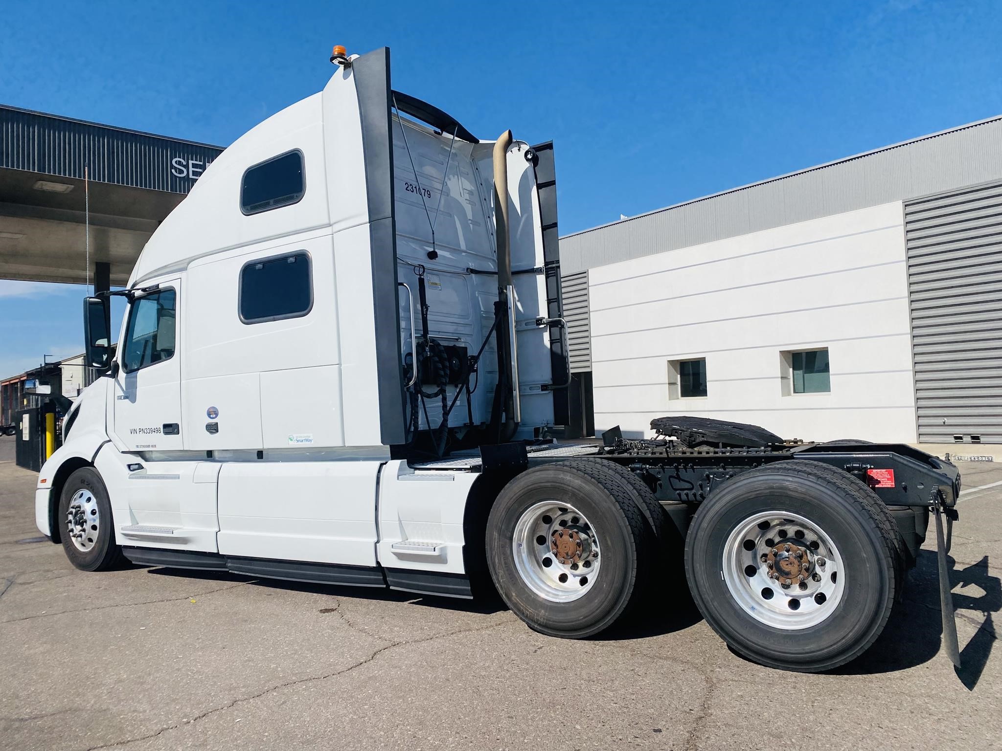 2023 VOLVO VNL64T860 - image 2 of 6