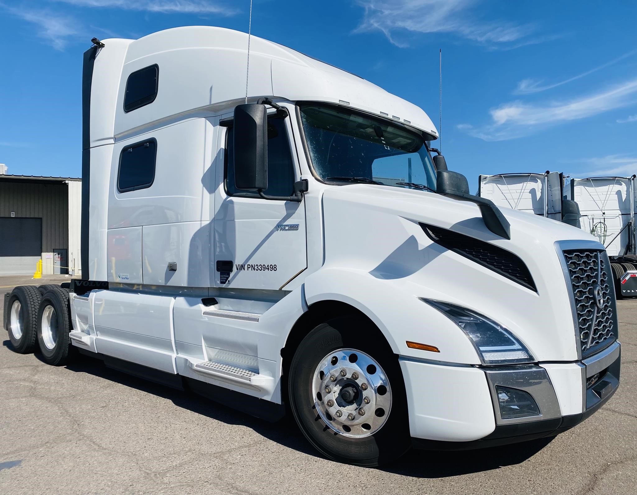 2023 VOLVO VNL64T860 - image 3 of 6