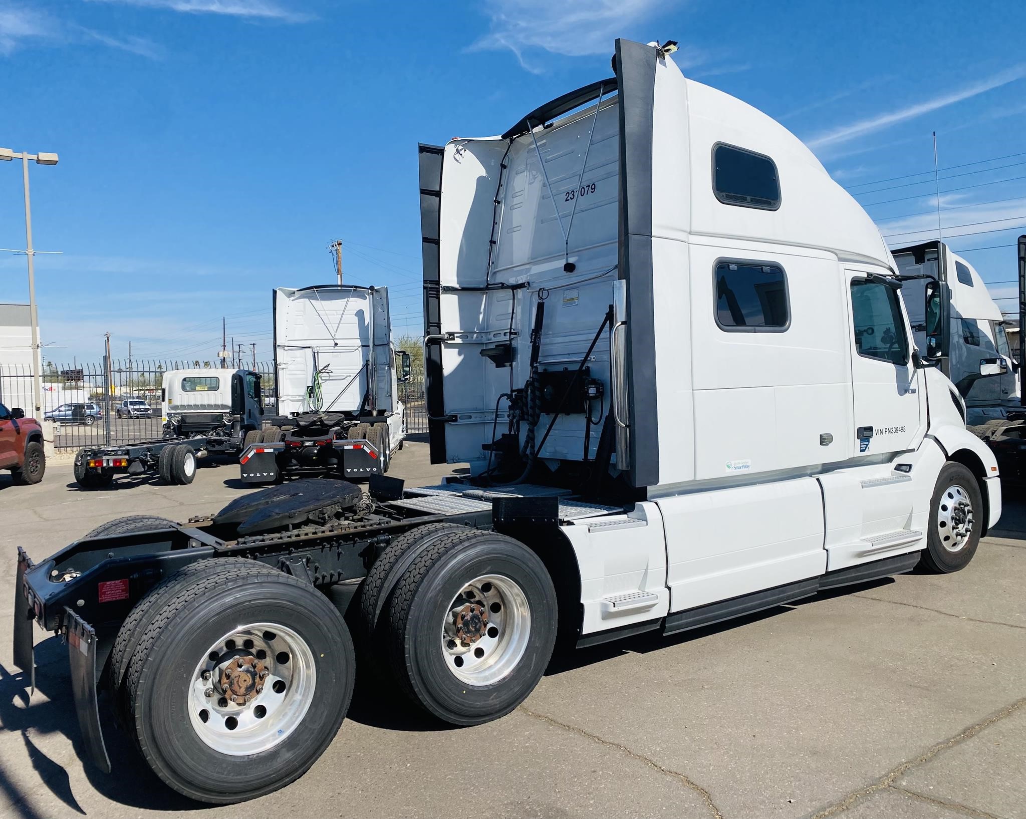 2023 VOLVO VNL64T860 - image 4 of 6