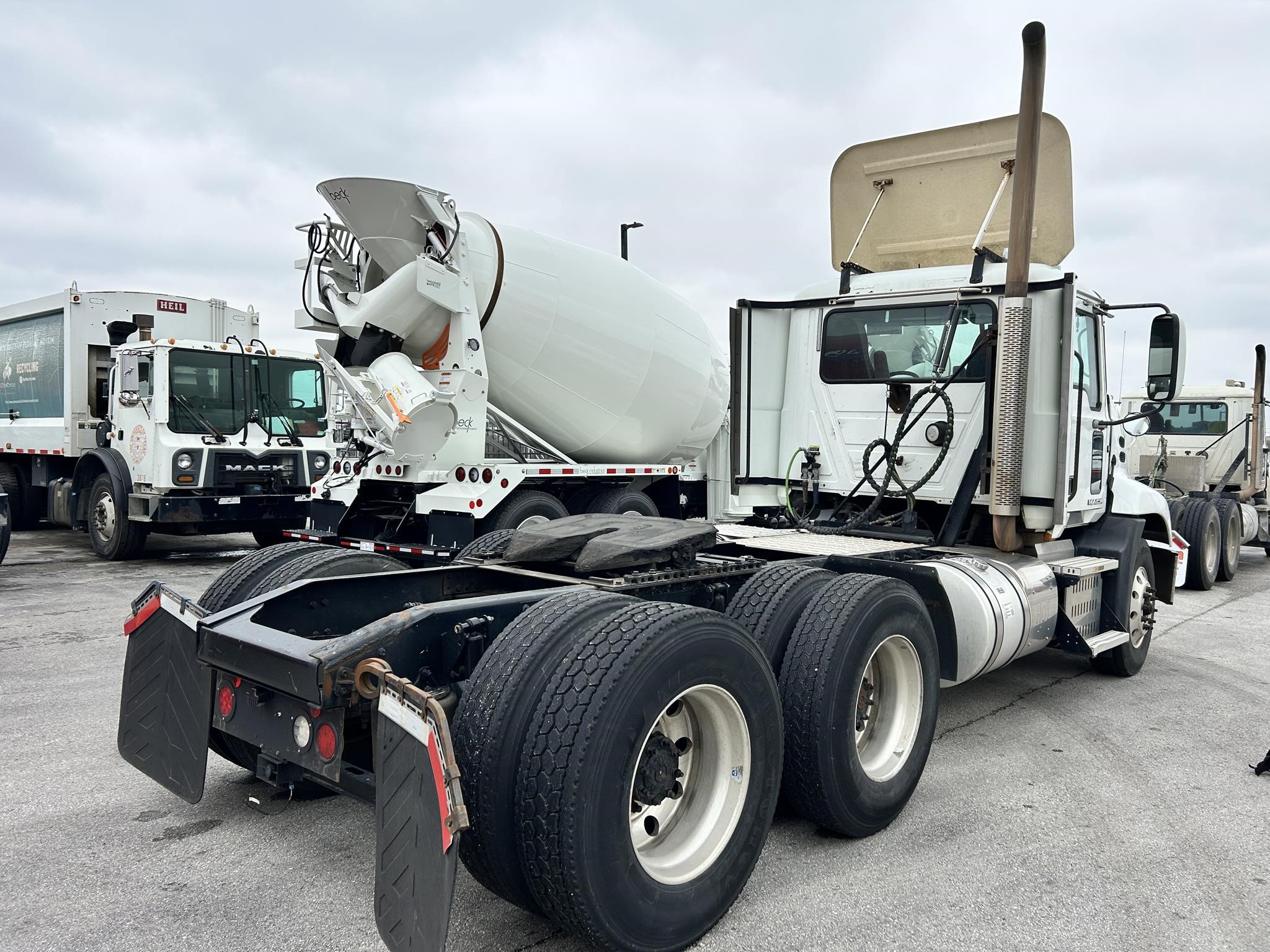 2016 MACK PINNACLE CXU613 - image 2 of 6