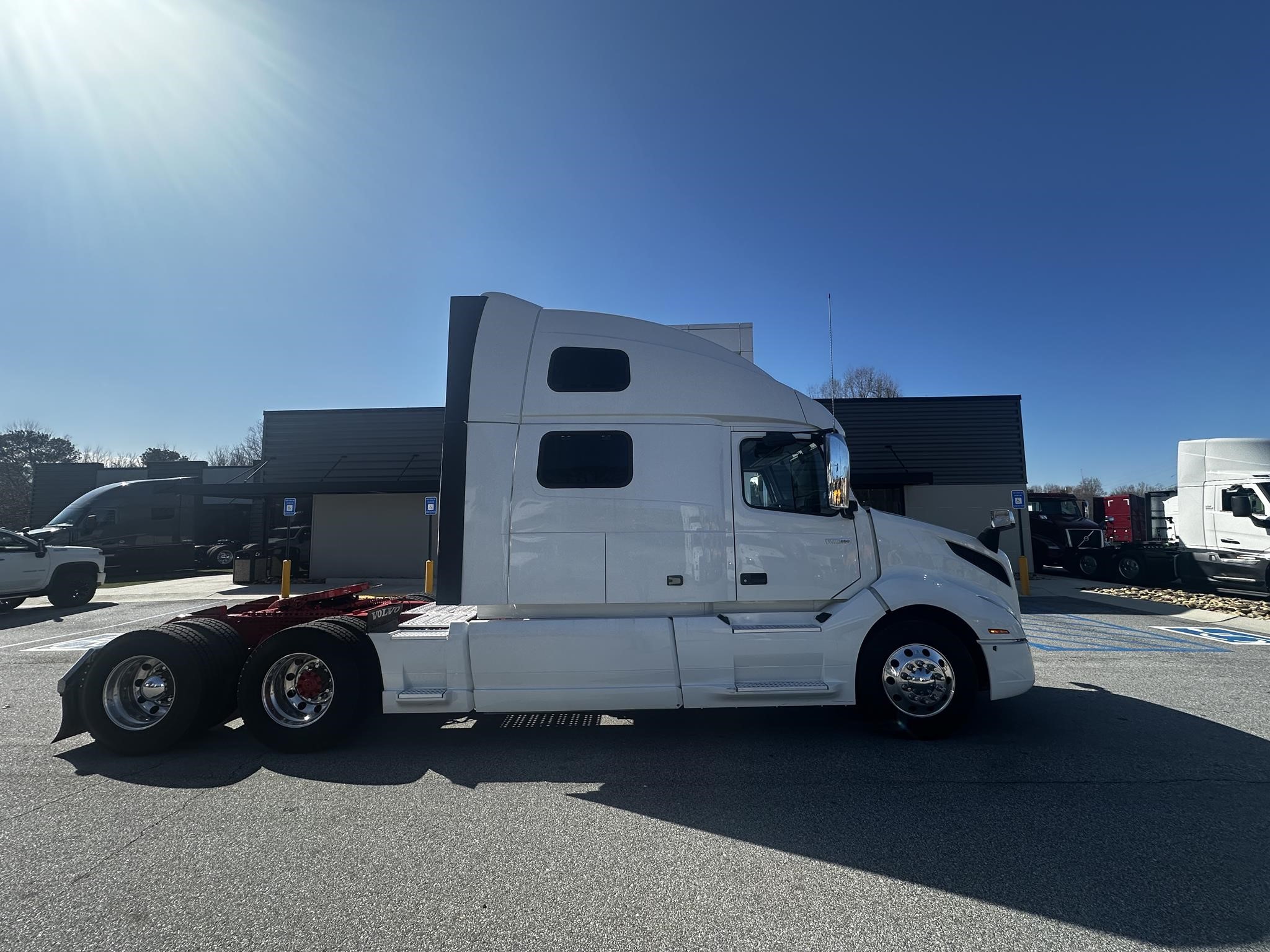 2020 VOLVO VNL64T860 - image 2 of 6