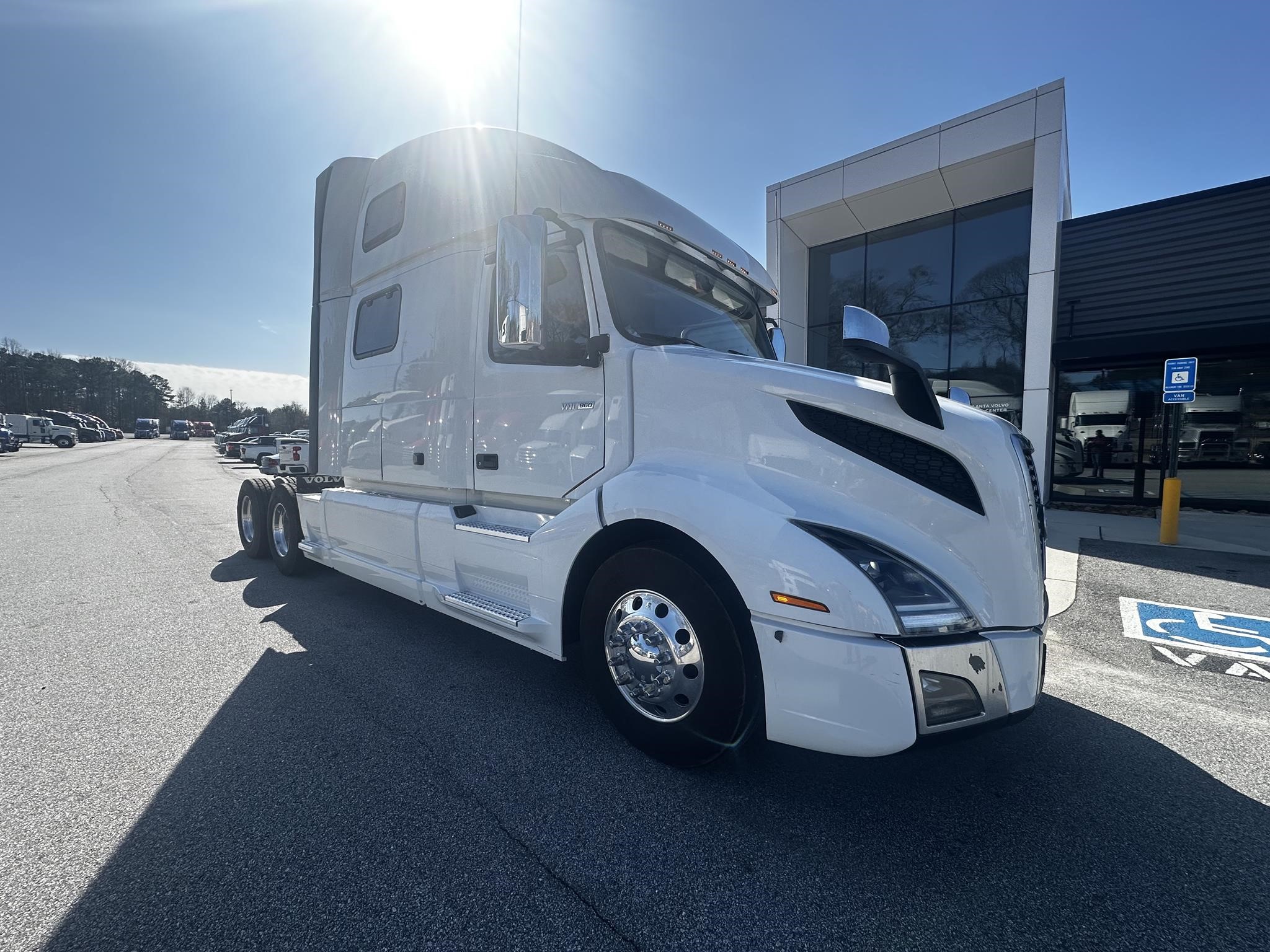 2020 VOLVO VNL64T860 - image 1 of 6