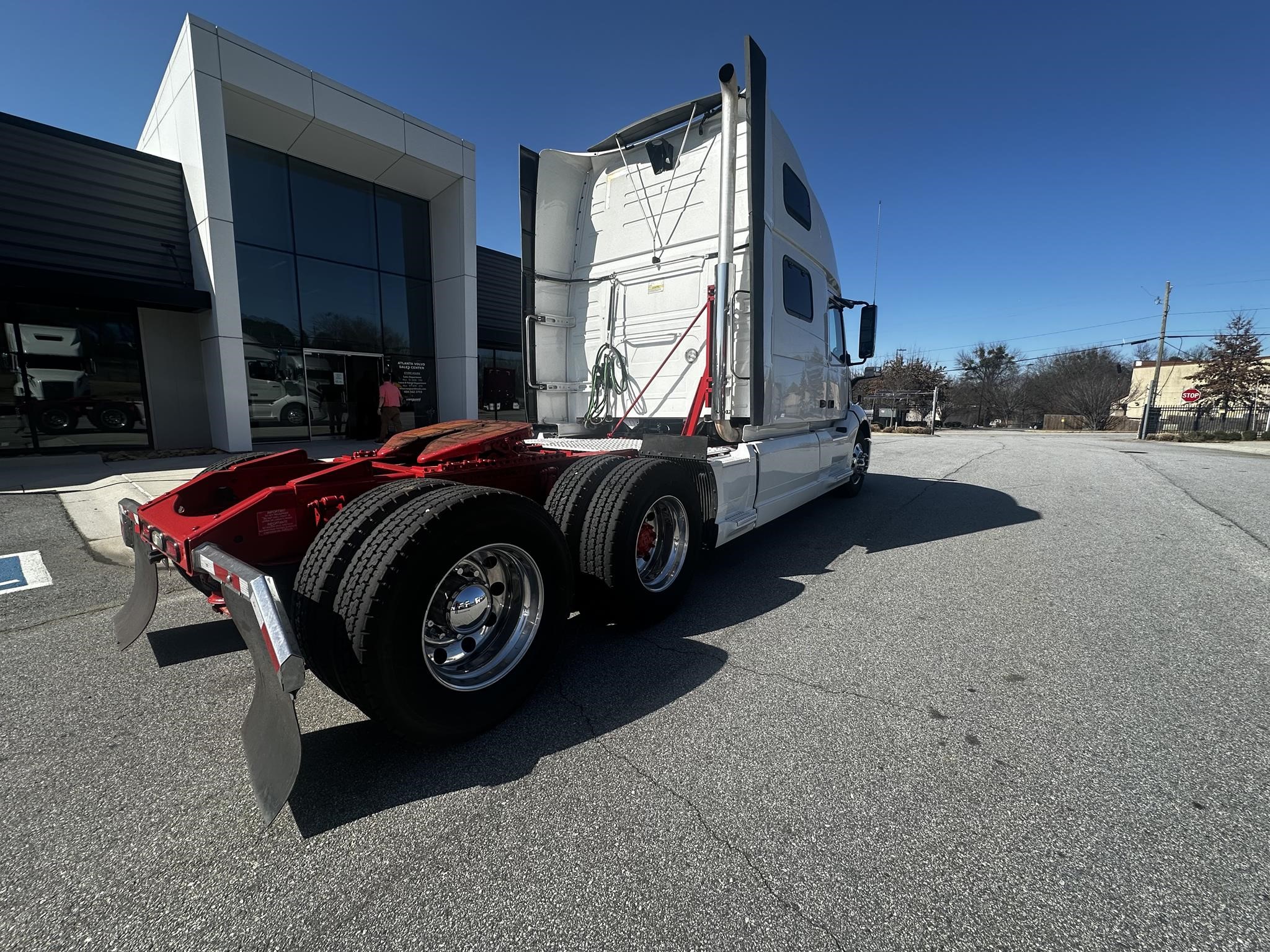 2021 VOLVO VNL64T860 - image 3 of 6