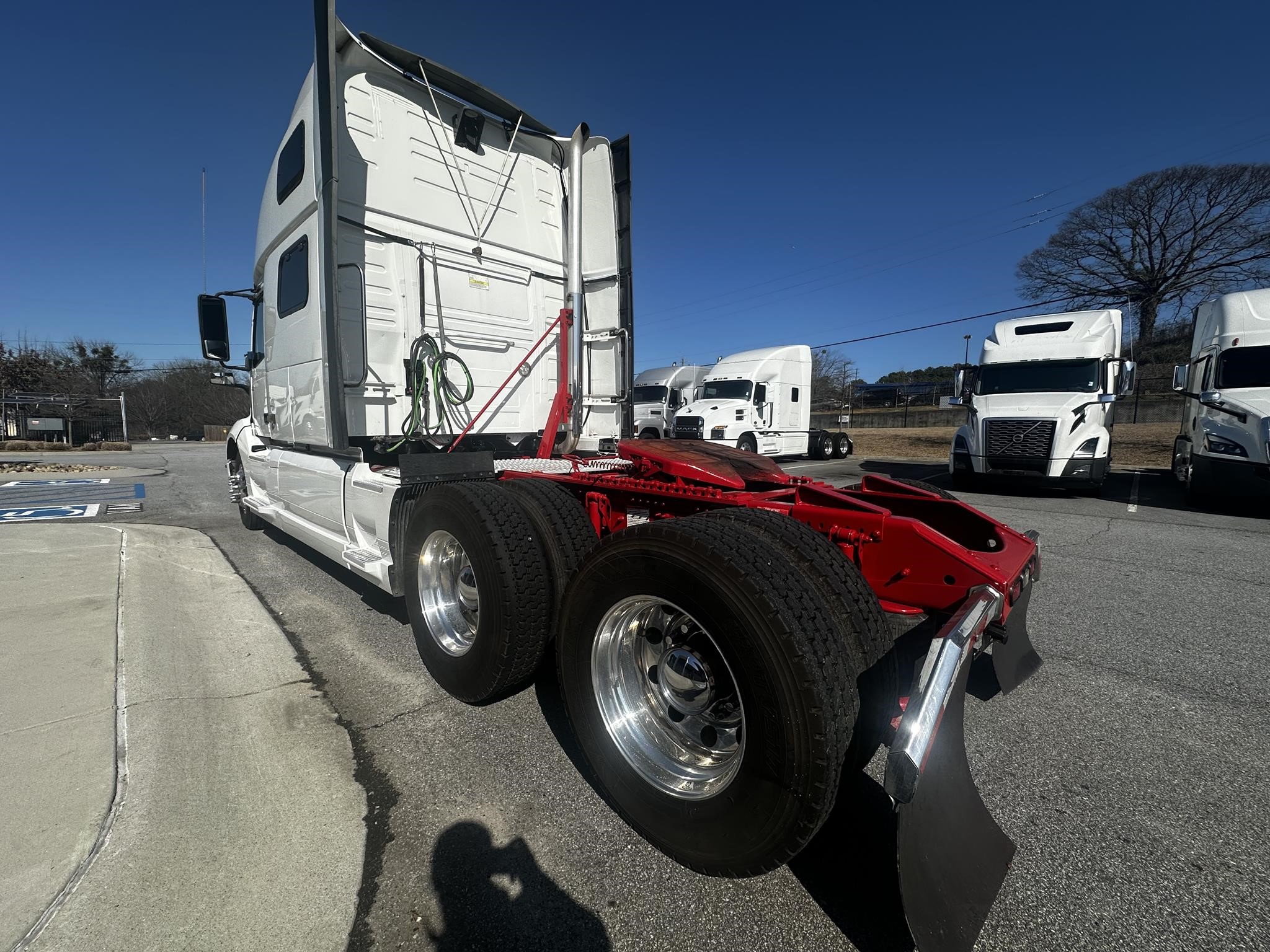 2021 VOLVO VNL64T860 - image 4 of 6