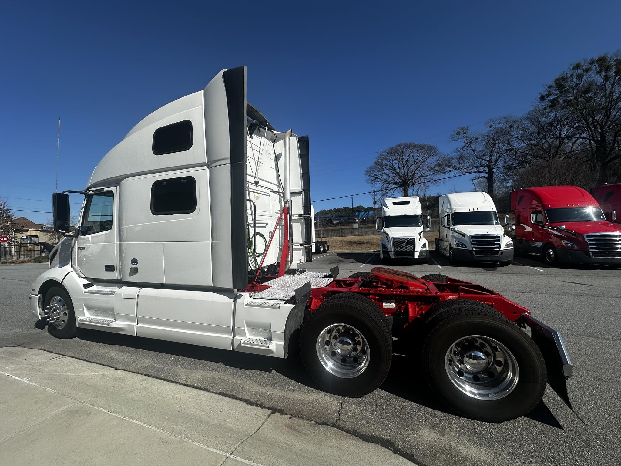 2020 VOLVO VNL64T860 - image 5 of 6