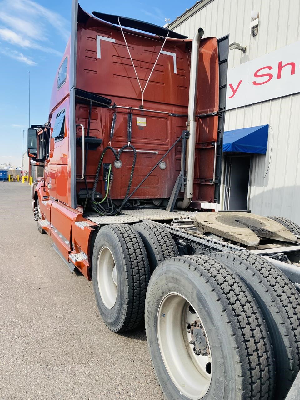 2021 VOLVO VNL64T860 - image 2 of 4