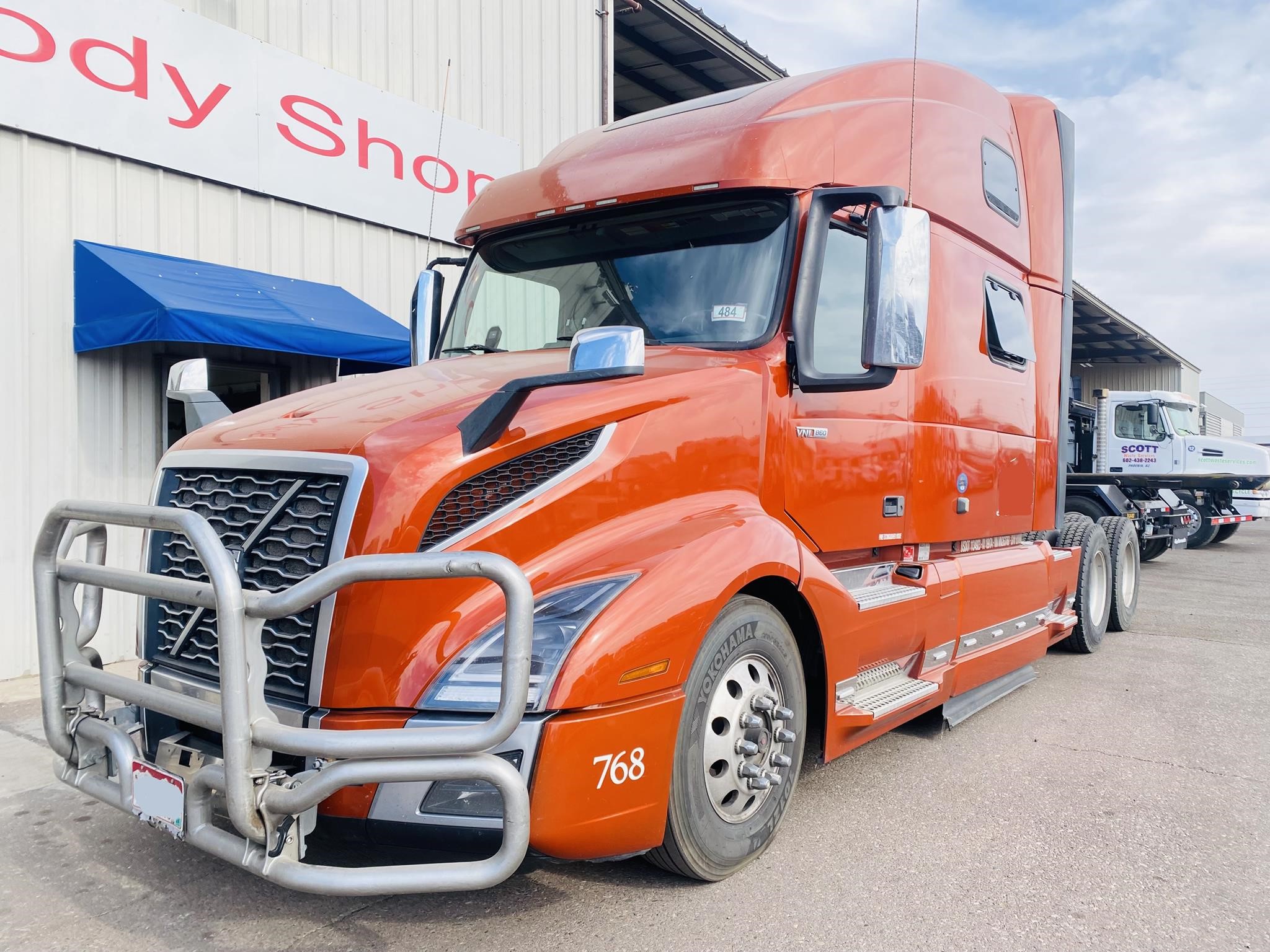 2021 VOLVO VNL64T860 - image 1 of 4