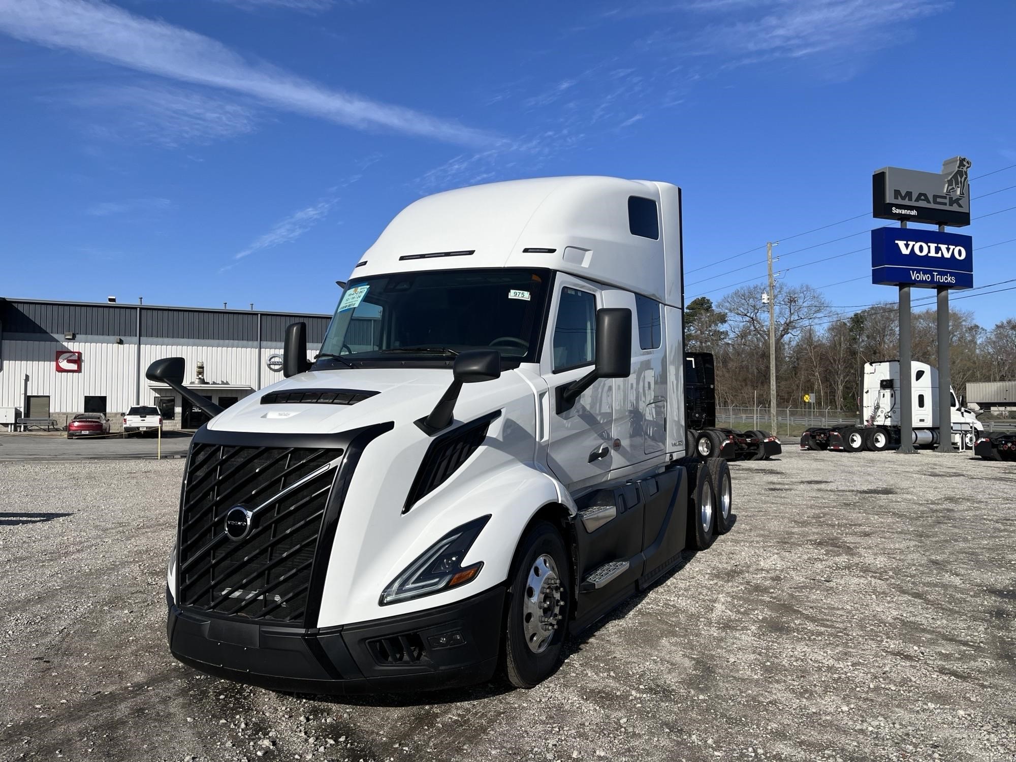 2025 VOLVO VNL64T660 - image 2 of 6