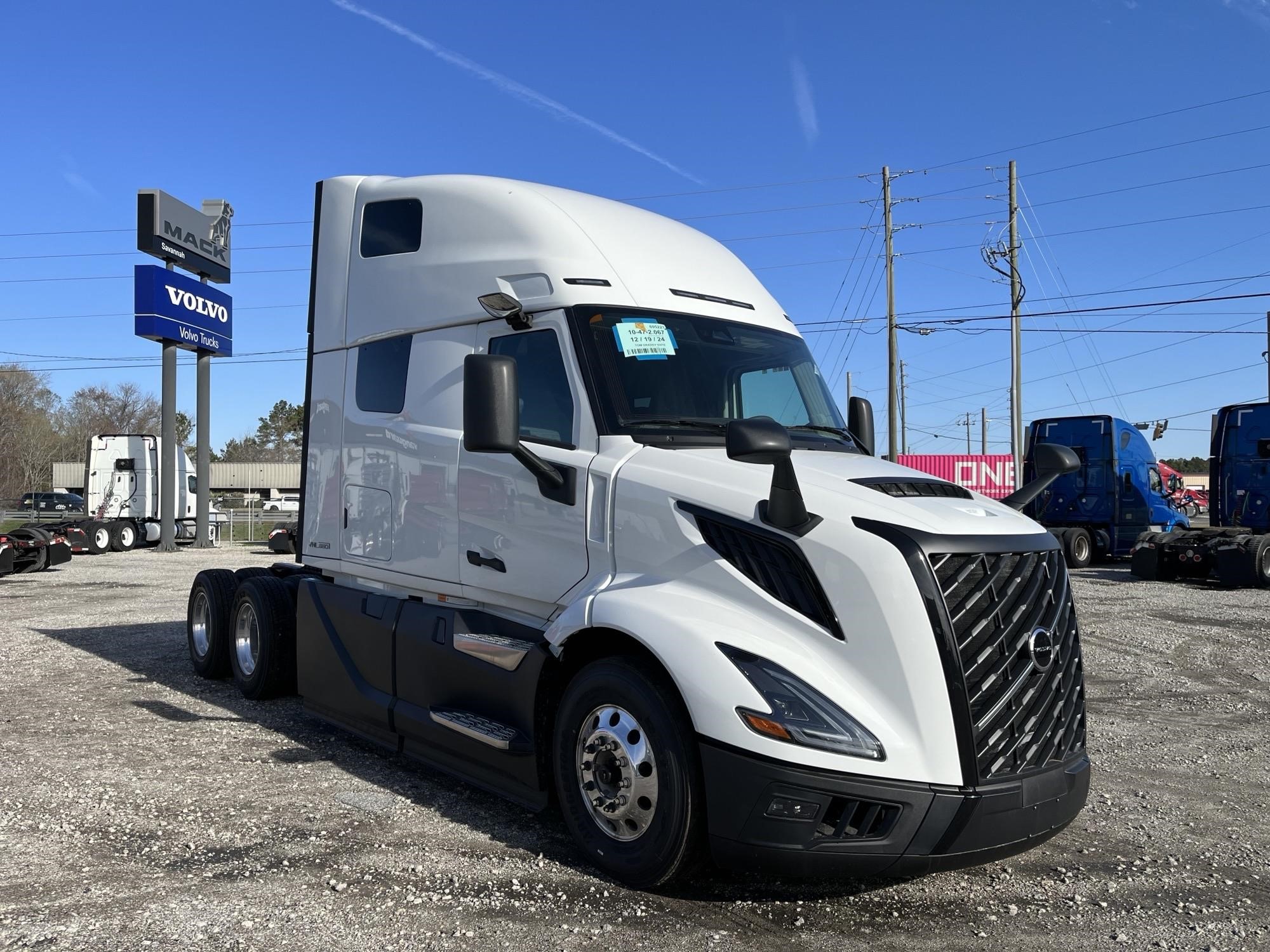 2025 VOLVO VNL64T660 - image 1 of 6