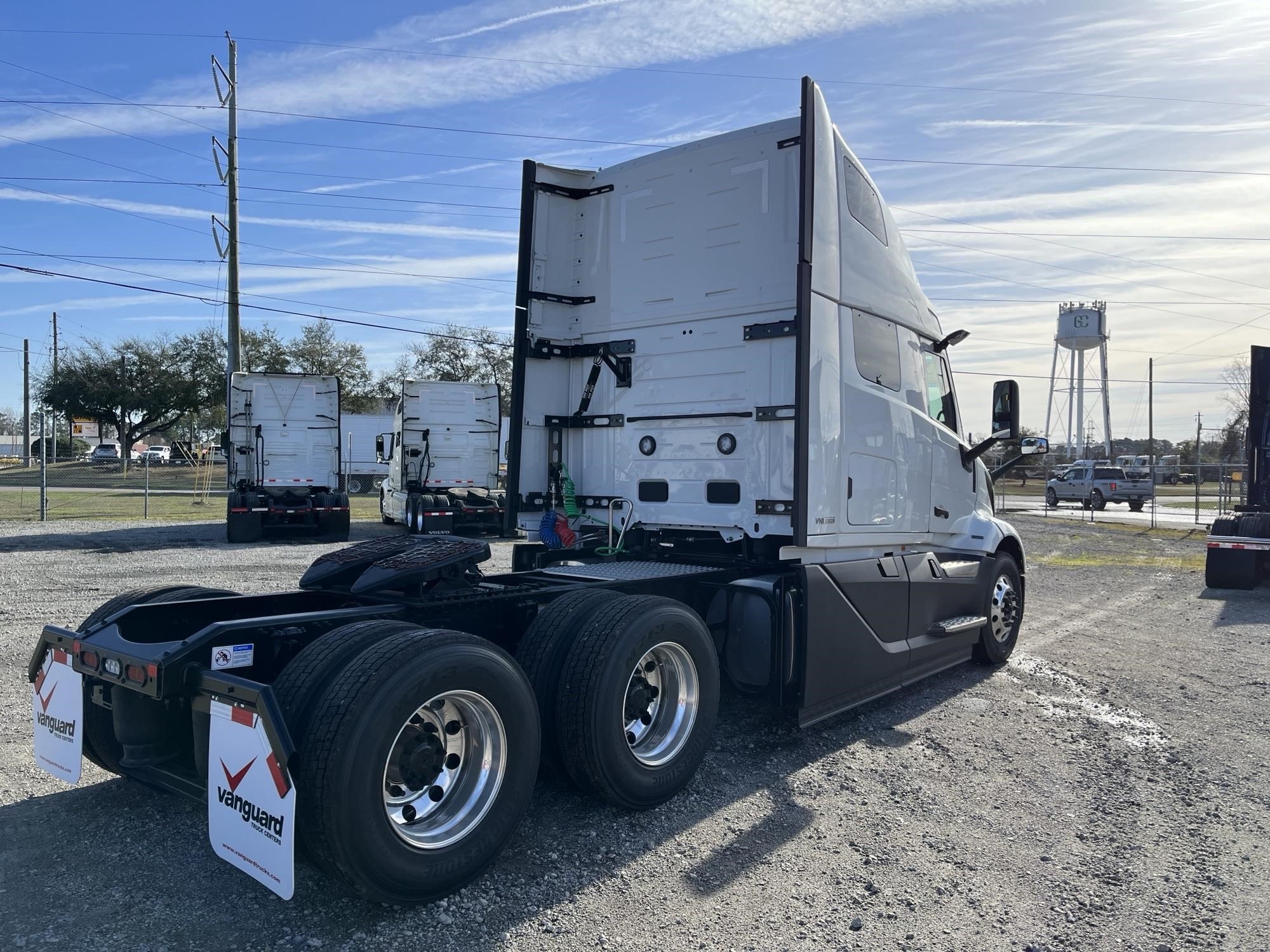 2025 VOLVO VNL64T660 - image 3 of 6