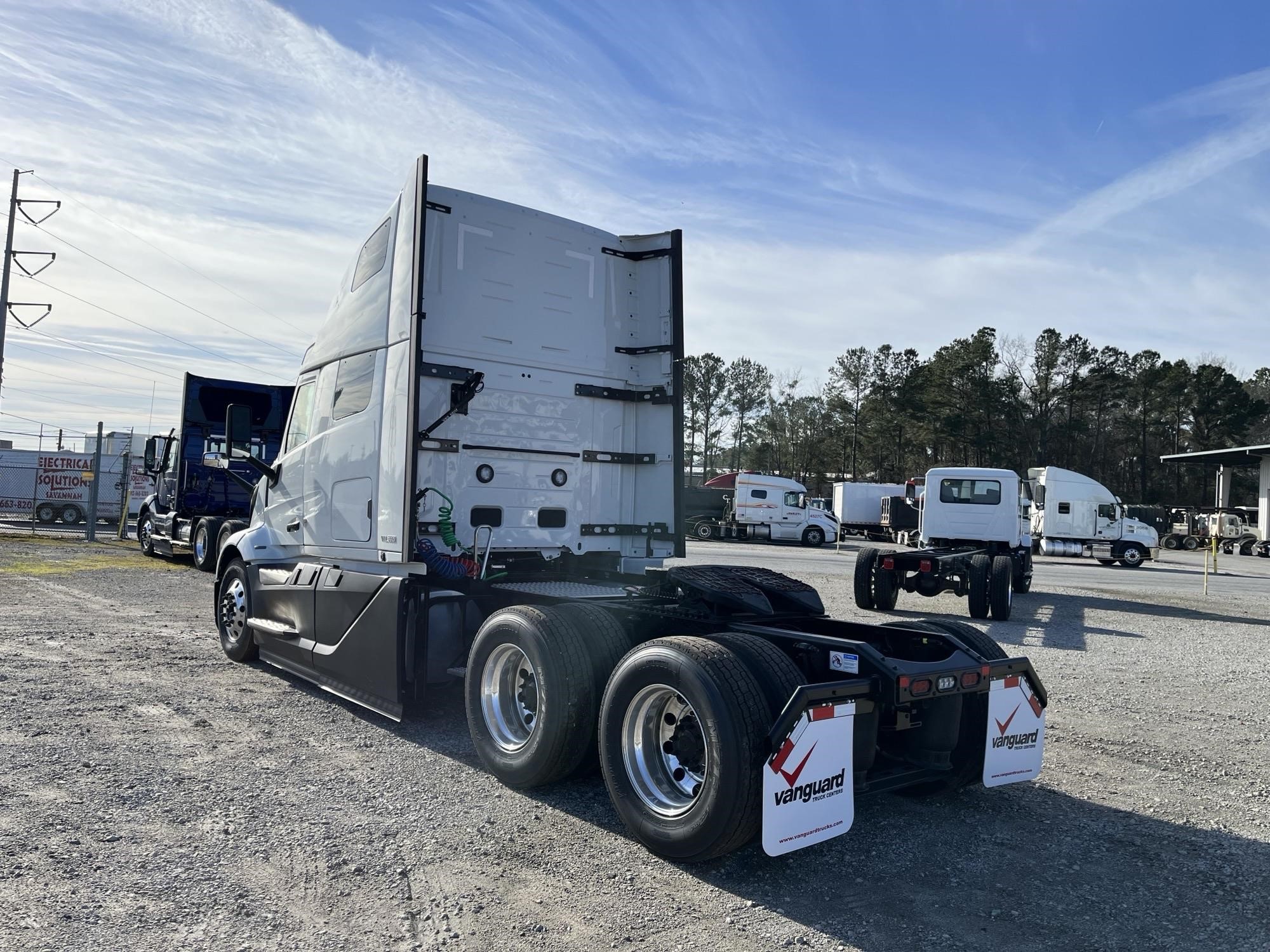 2025 VOLVO VNL64T660 - image 4 of 6