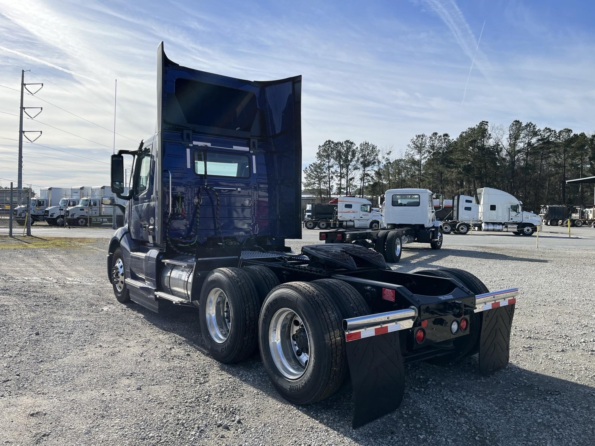 2025 VOLVO VNL64T300 - image 4 of 5