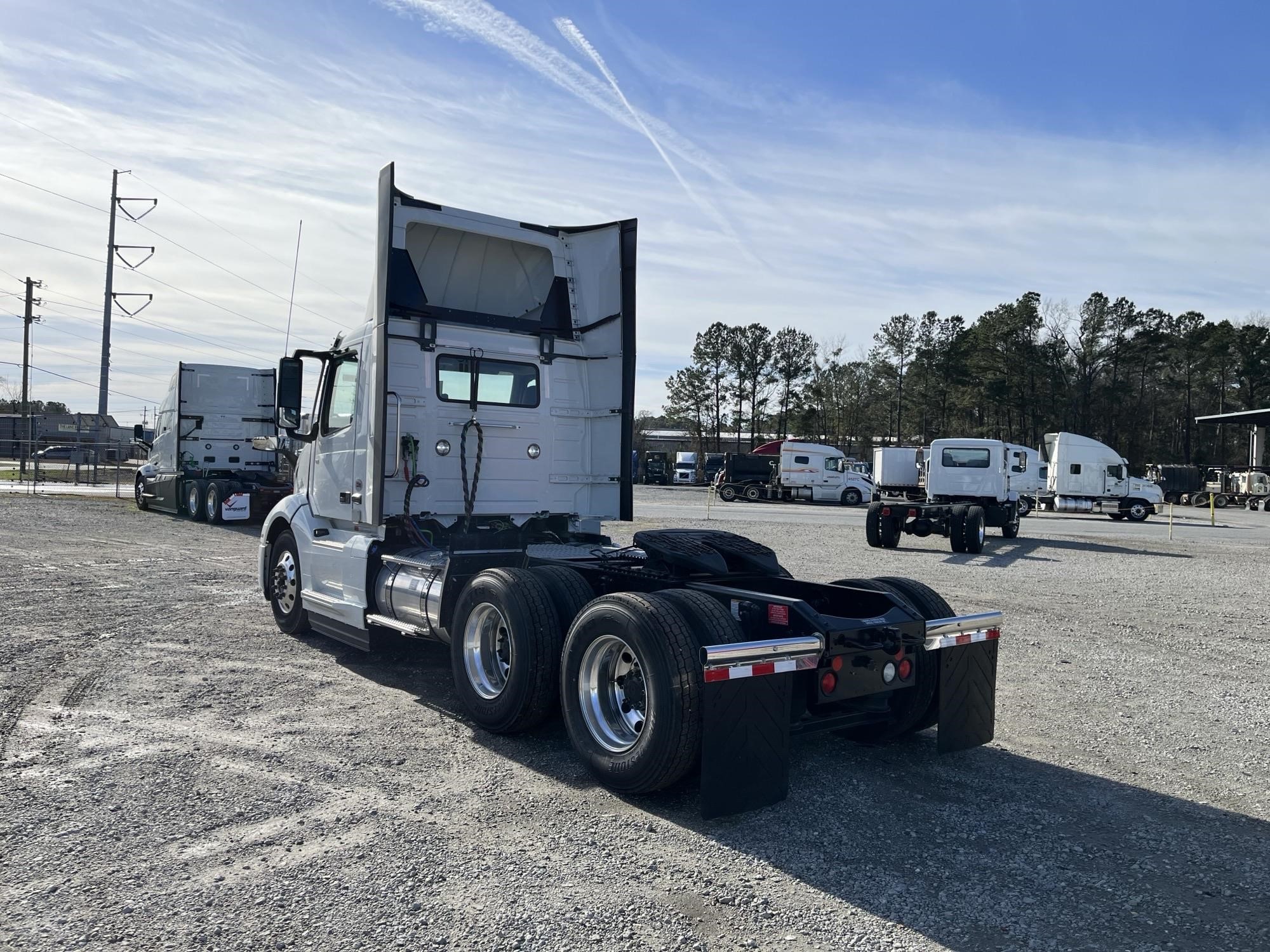 2025 VOLVO VNL64T300 - image 4 of 5