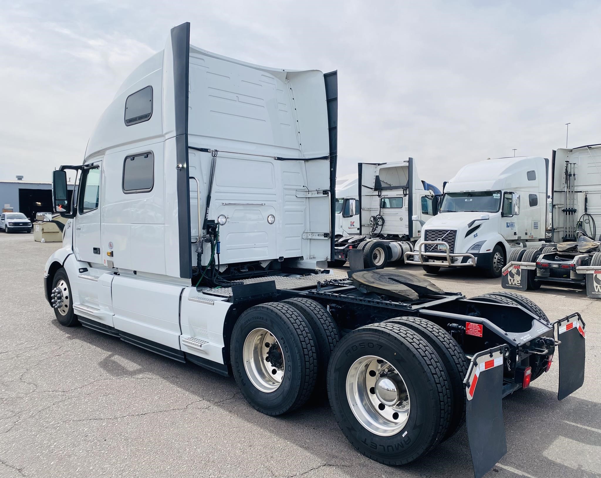 2023 VOLVO VNL64T860 - image 3 of 6