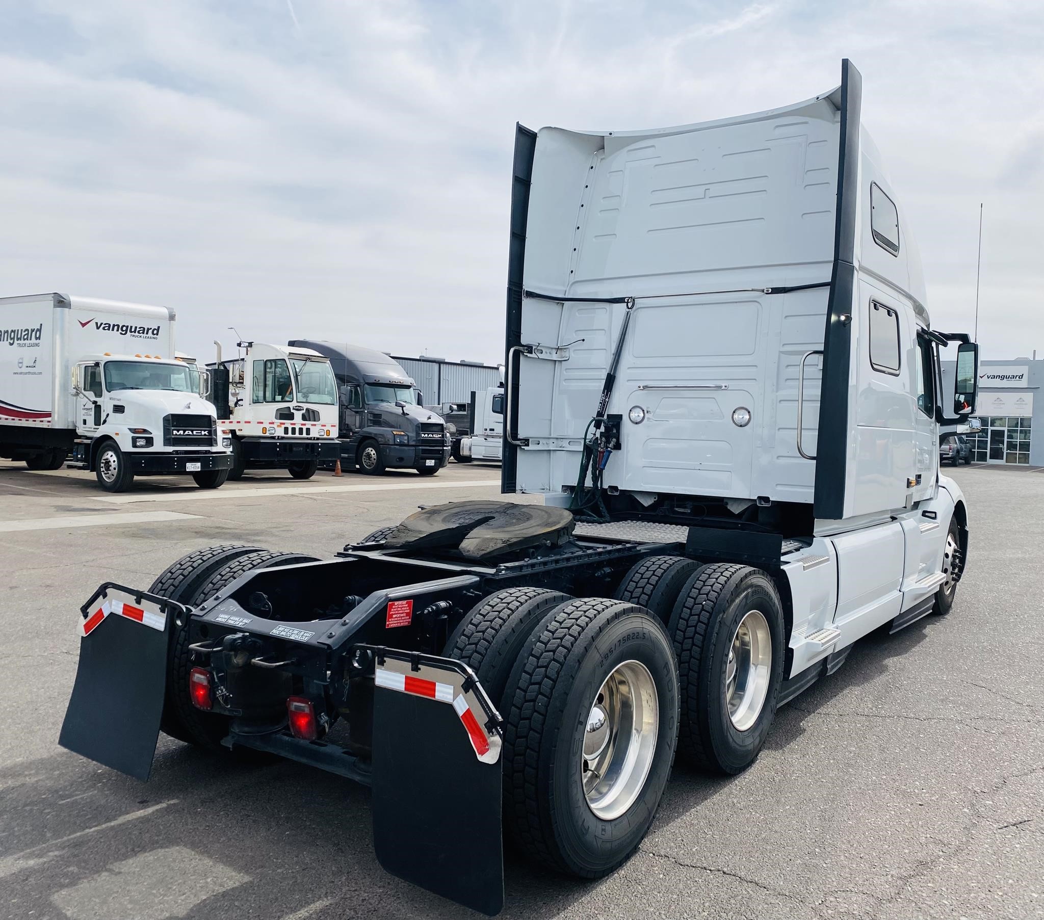 2023 VOLVO VNL64T860 - image 4 of 6