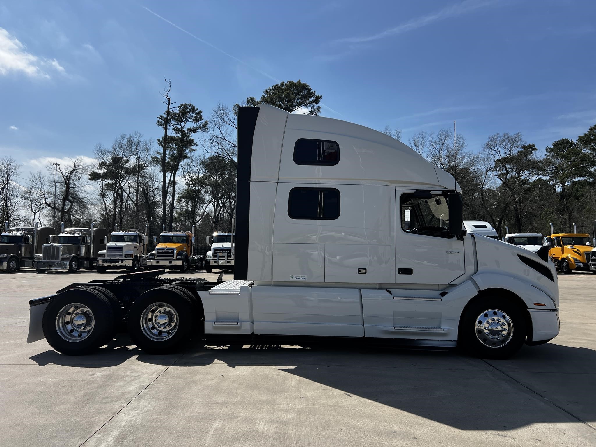 2023 VOLVO VNL64T860 - image 4 of 6