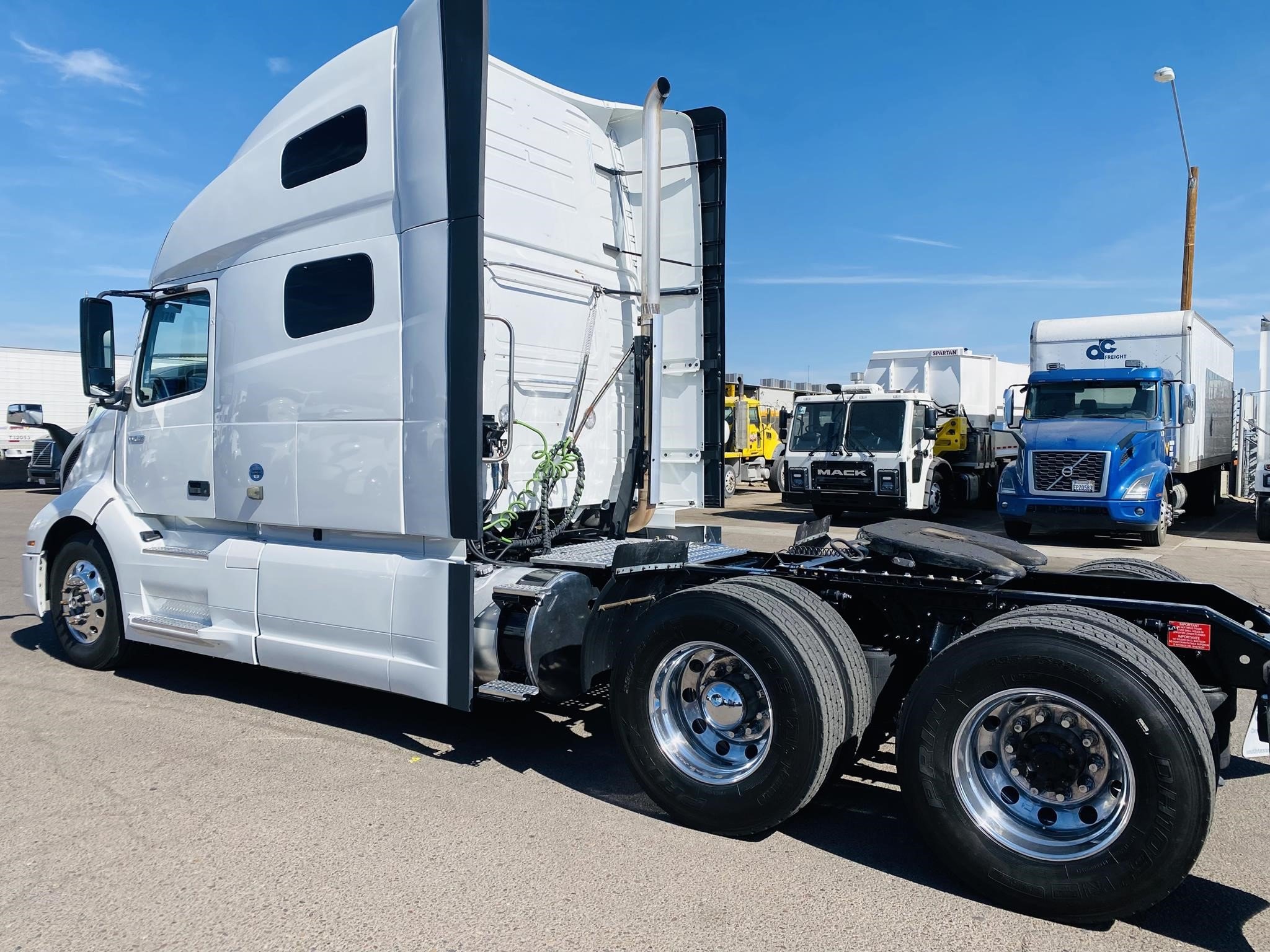 2021 VOLVO VNL64T760 - image 2 of 6