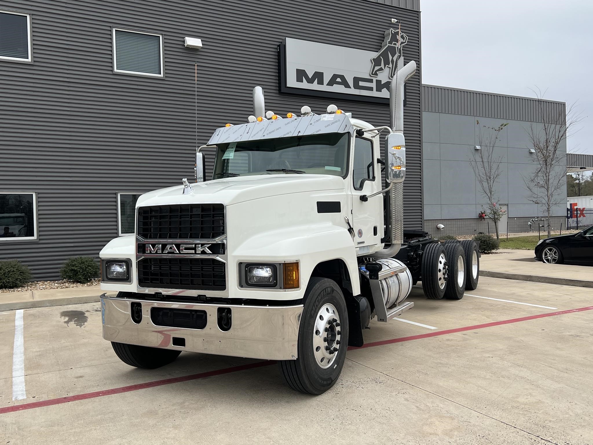 2025 MACK PINNACLE 84T - image 1 of 6