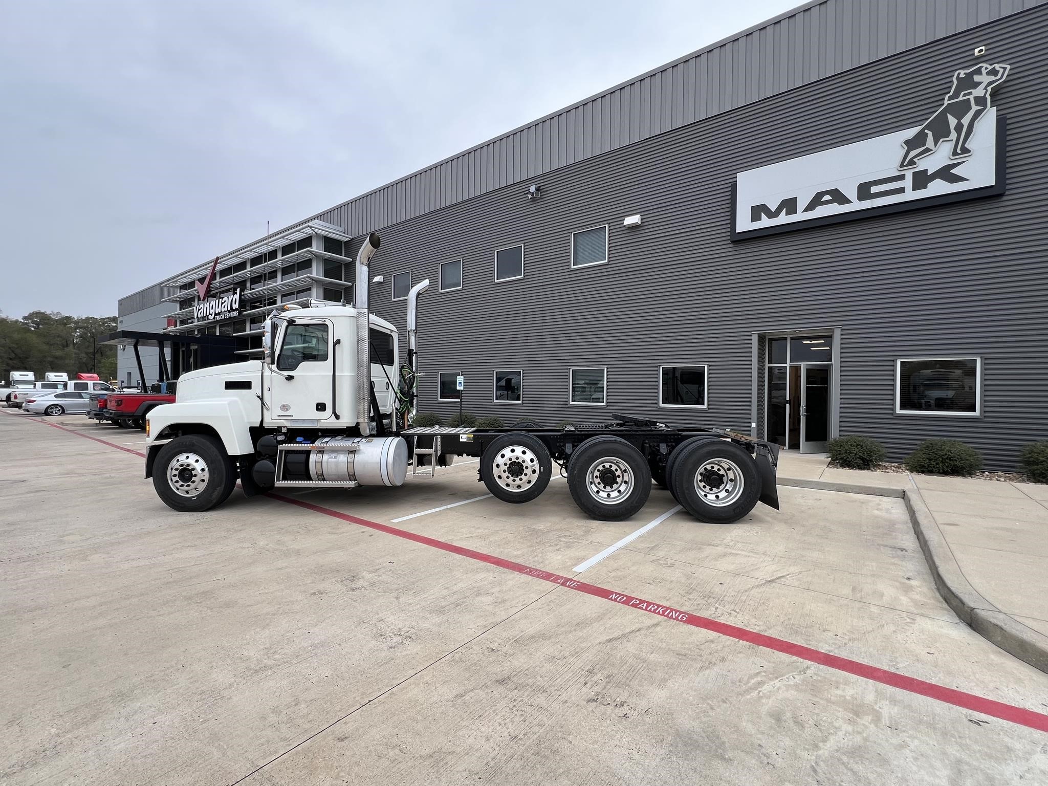 2025 MACK PINNACLE 84T - image 3 of 6