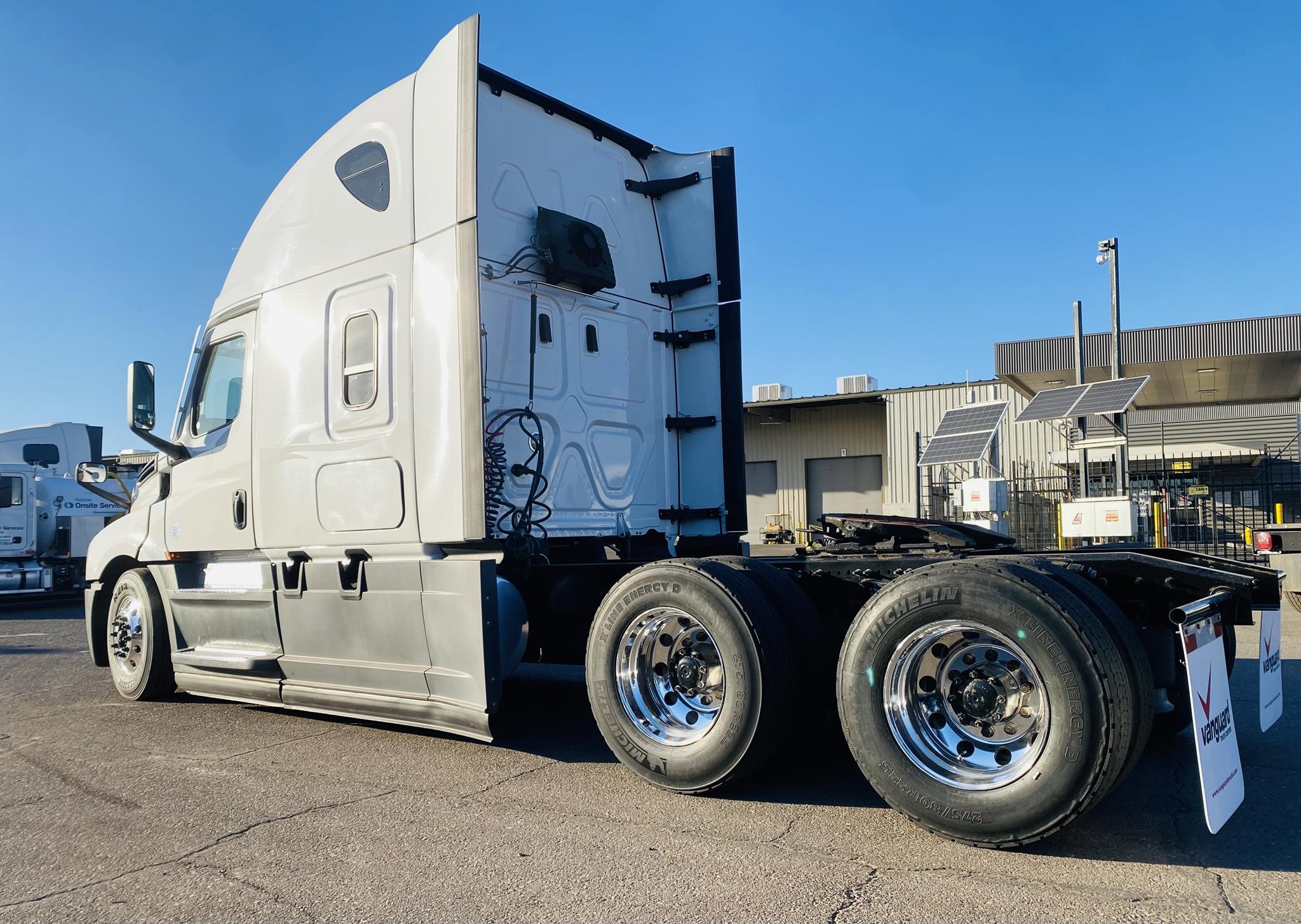 2021 FREIGHTLINER CASCADIA 126 - image 2 of 6