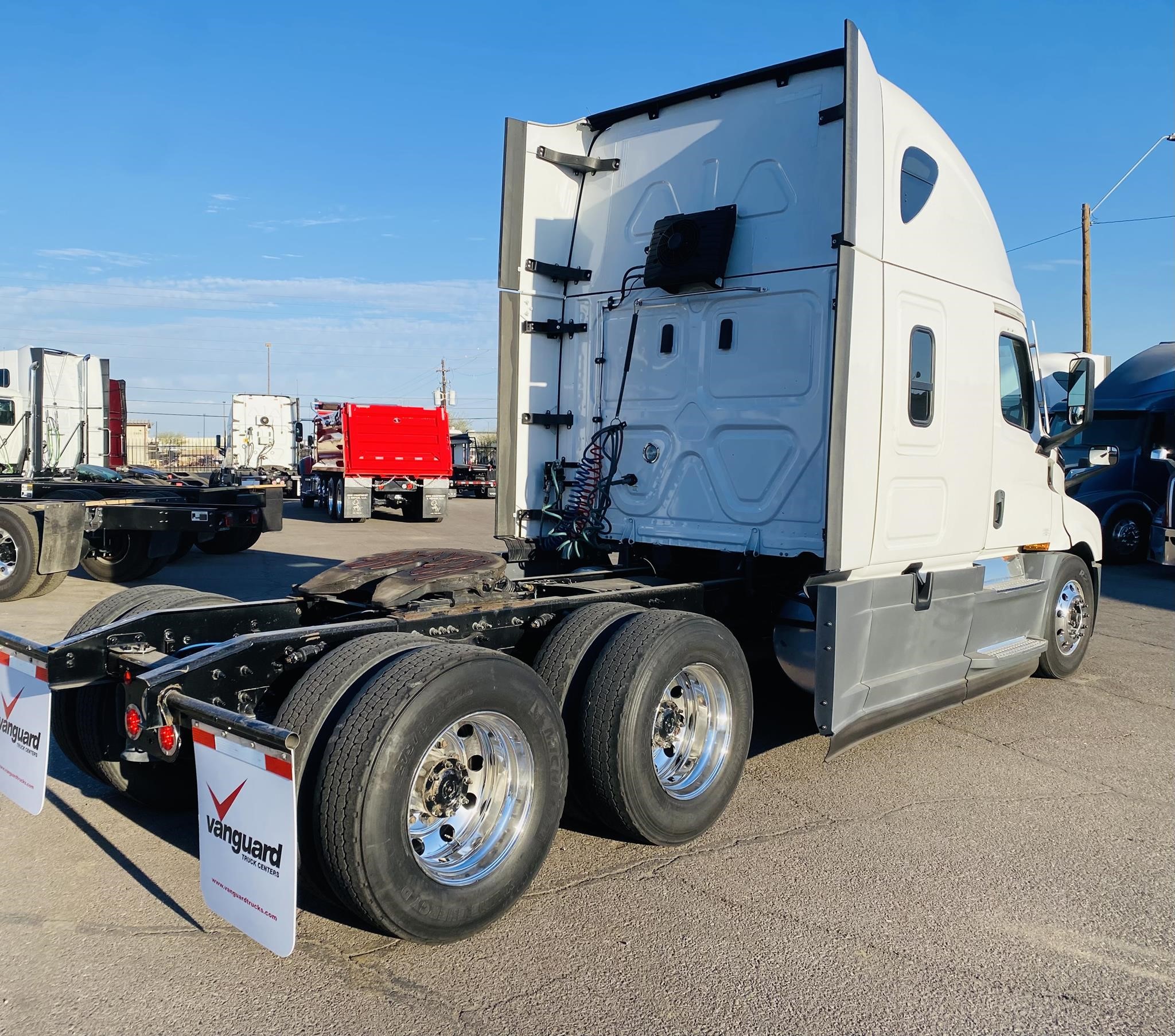 2021 FREIGHTLINER CASCADIA 126 - image 4 of 6