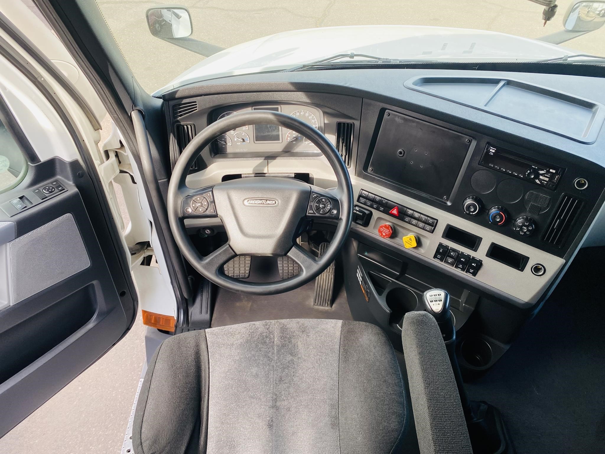 2021 FREIGHTLINER CASCADIA 126 - image 5 of 6