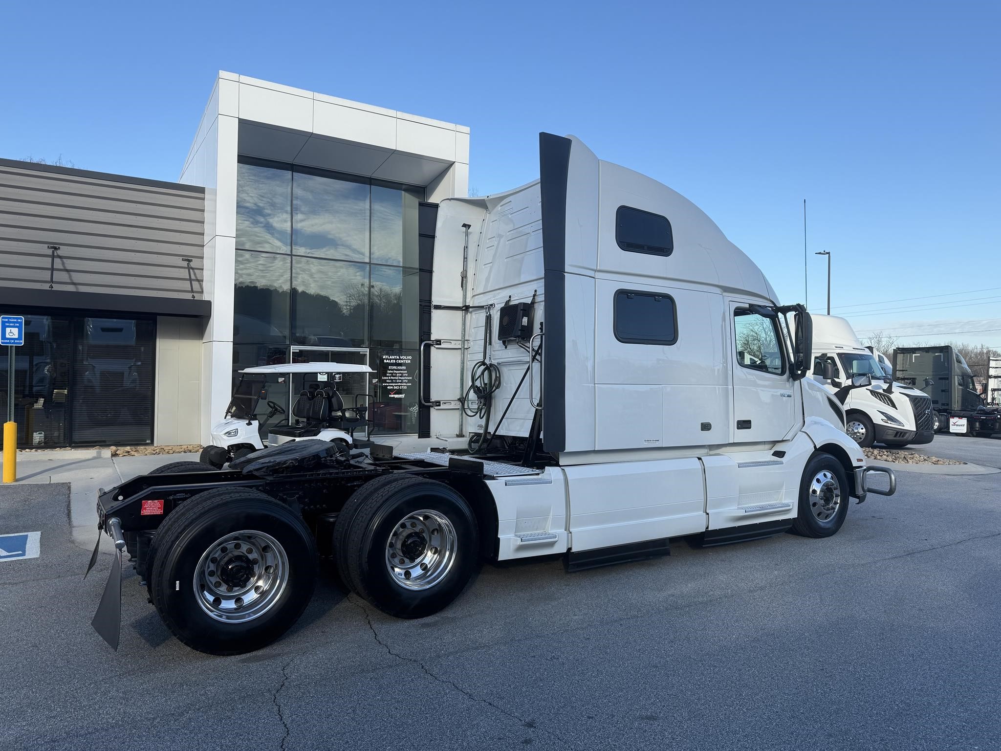 2020 VOLVO VNL64T860 - image 3 of 6