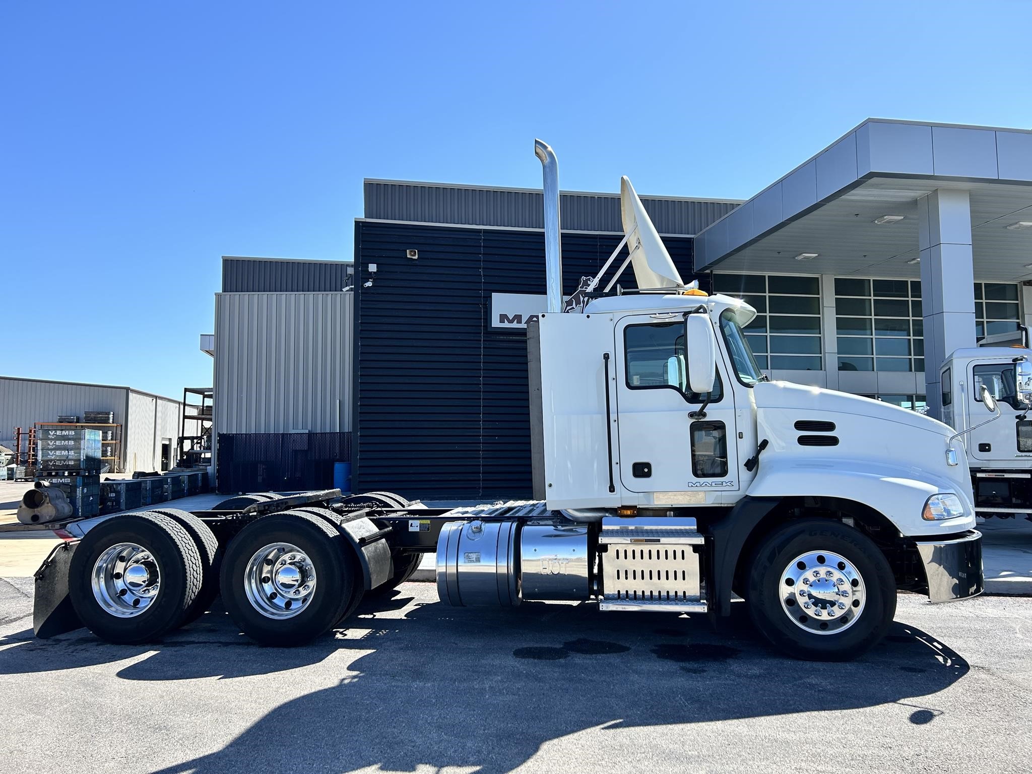 2016 MACK PINNACLE CXU613 - image 3 of 6