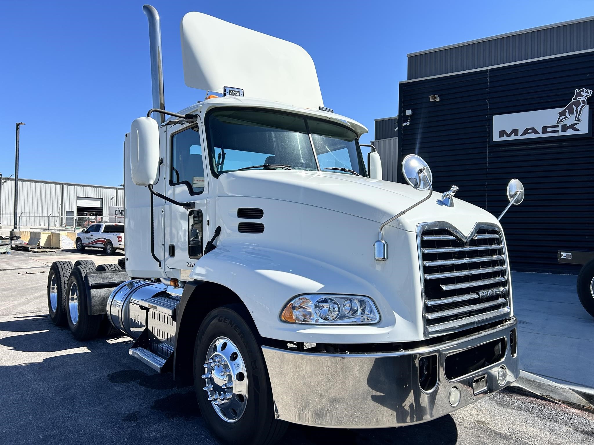 2016 MACK PINNACLE CXU613 - image 2 of 6