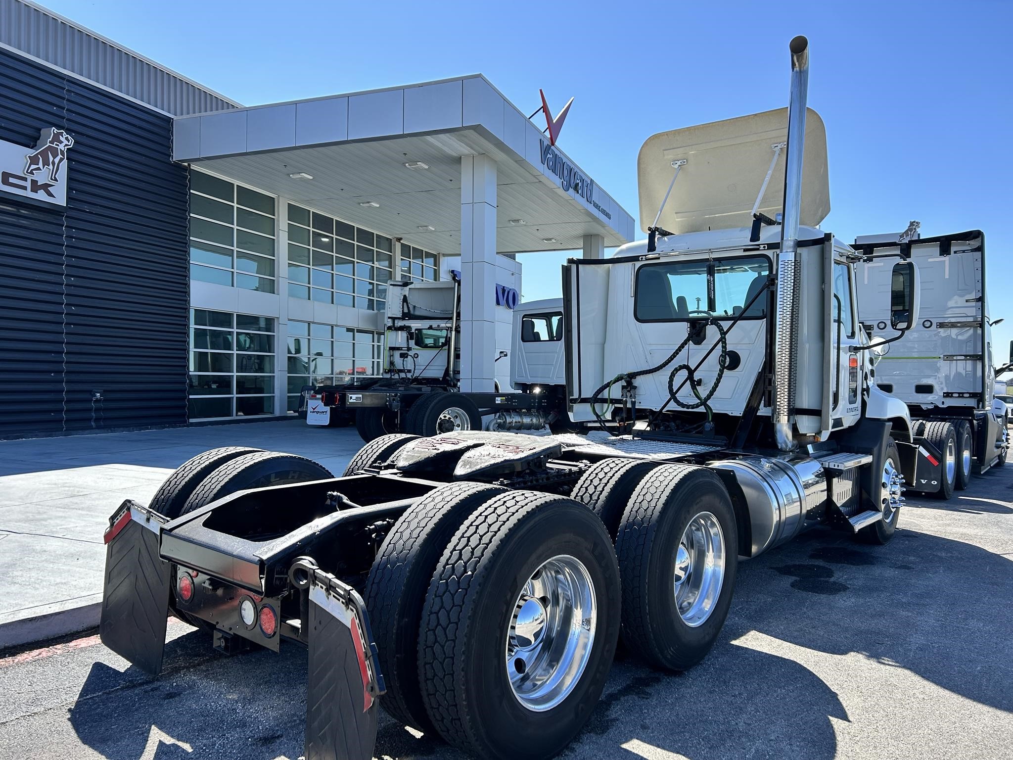 2016 MACK PINNACLE CXU613 - image 4 of 6