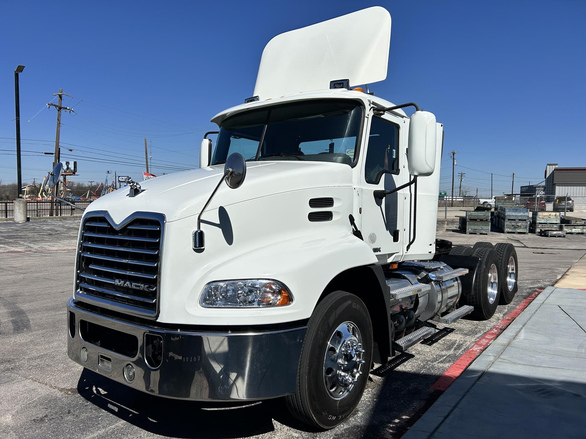 2016 MACK PINNACLE CXU613 - image 1 of 6