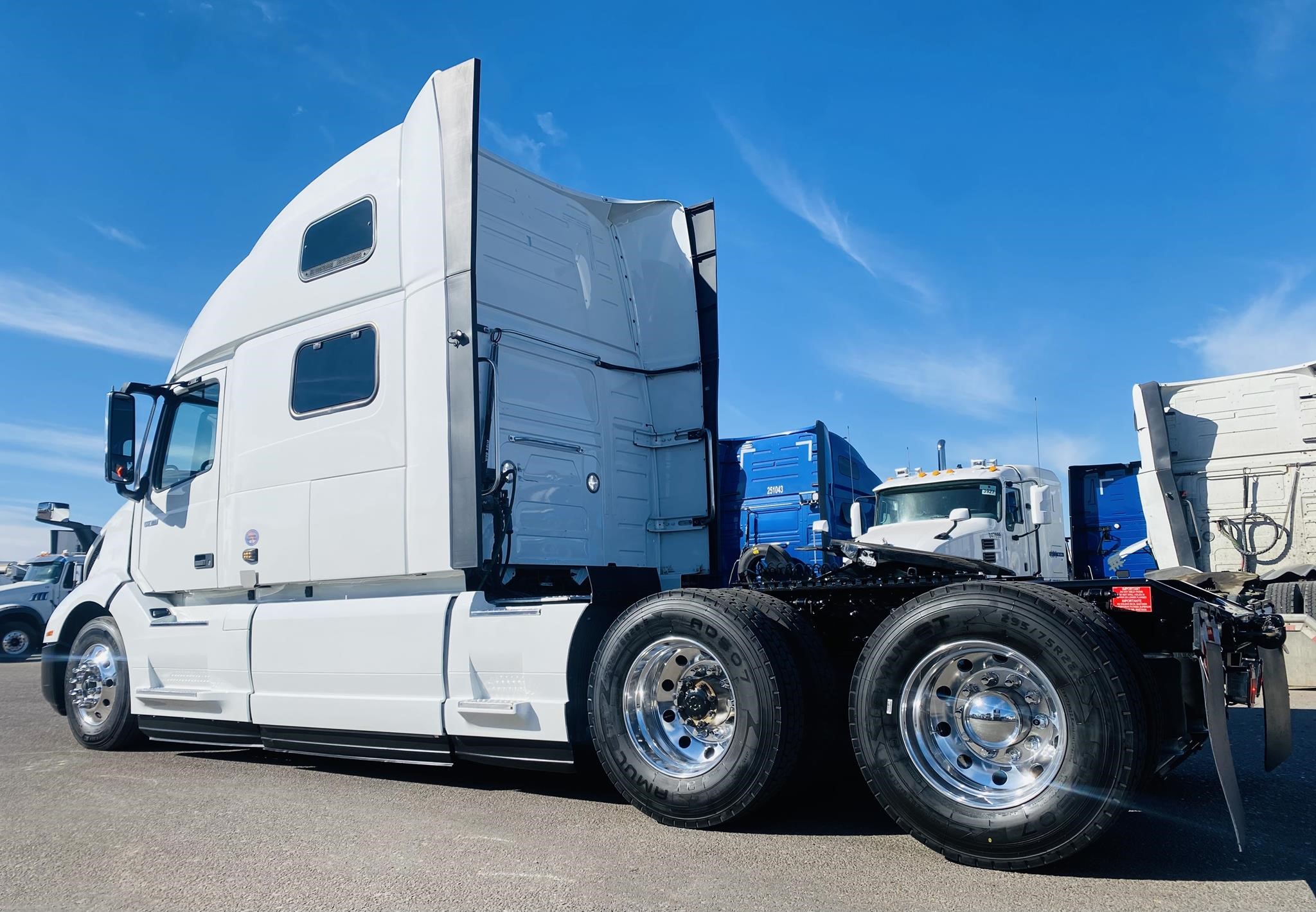 2023 VOLVO VNL64T860 - image 2 of 6