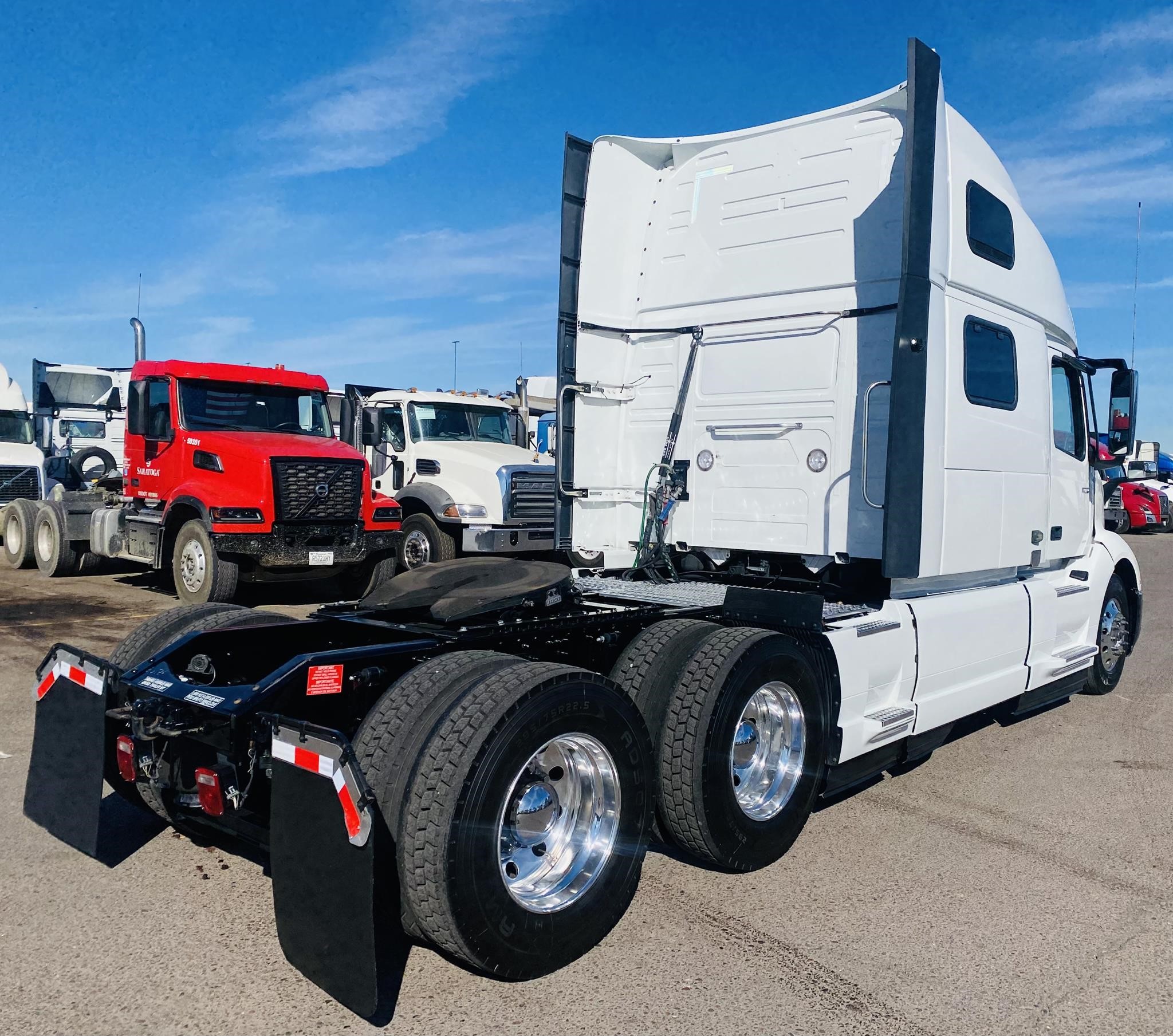 2023 VOLVO VNL64T860 - image 4 of 6