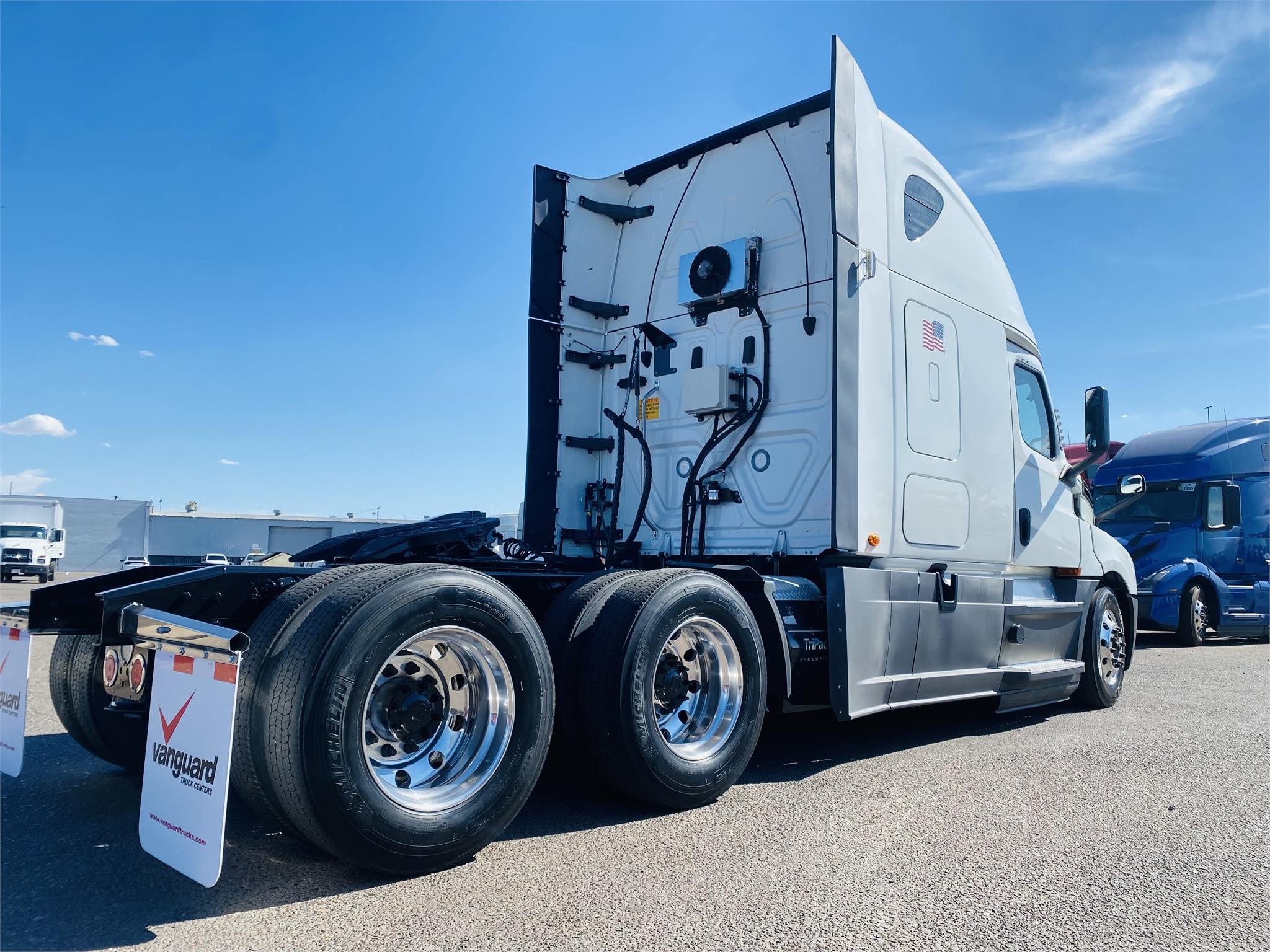 2020 FREIGHTLINER CASCADIA 126 - image 2 of 6