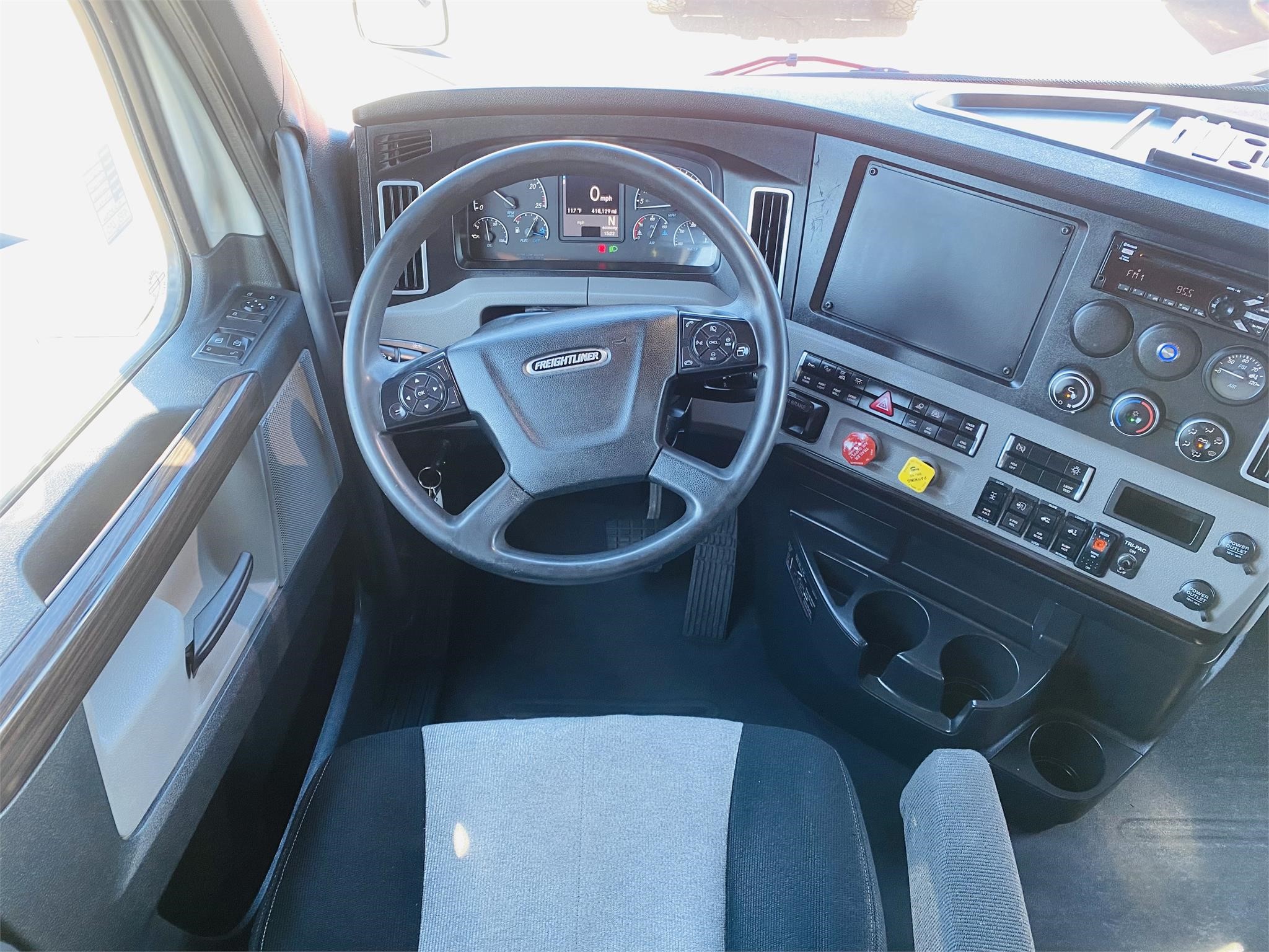 2020 FREIGHTLINER CASCADIA 126 - image 4 of 6