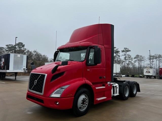 2020 VOLVO VNR64T300 - image 1 of 6