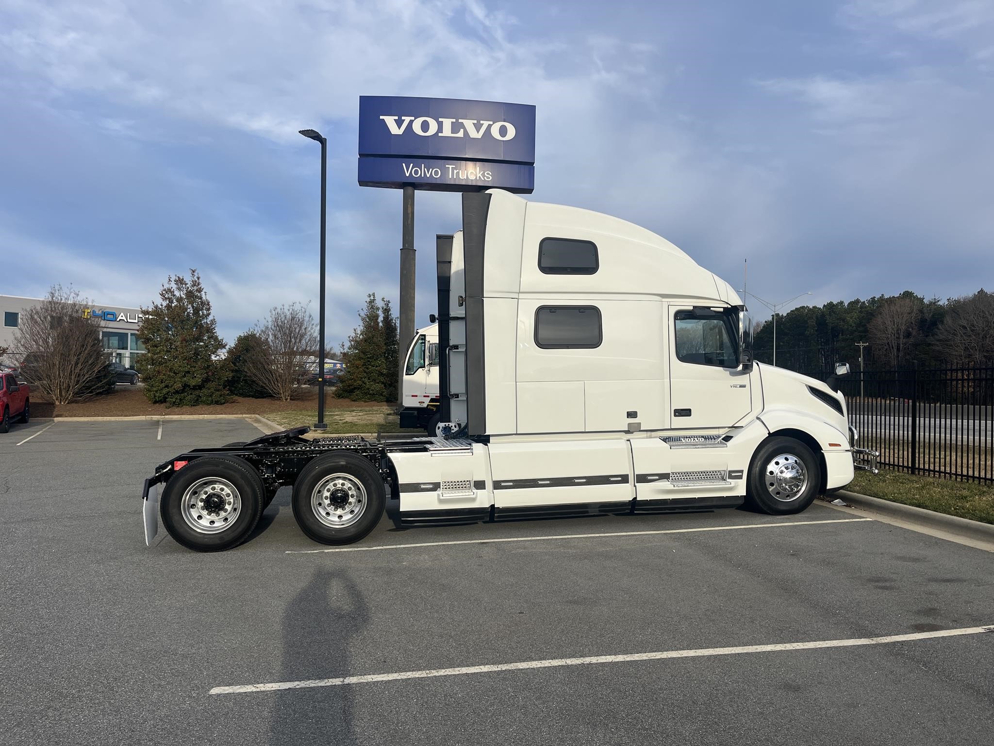 2023 VOLVO VNL64T860 - image 2 of 6