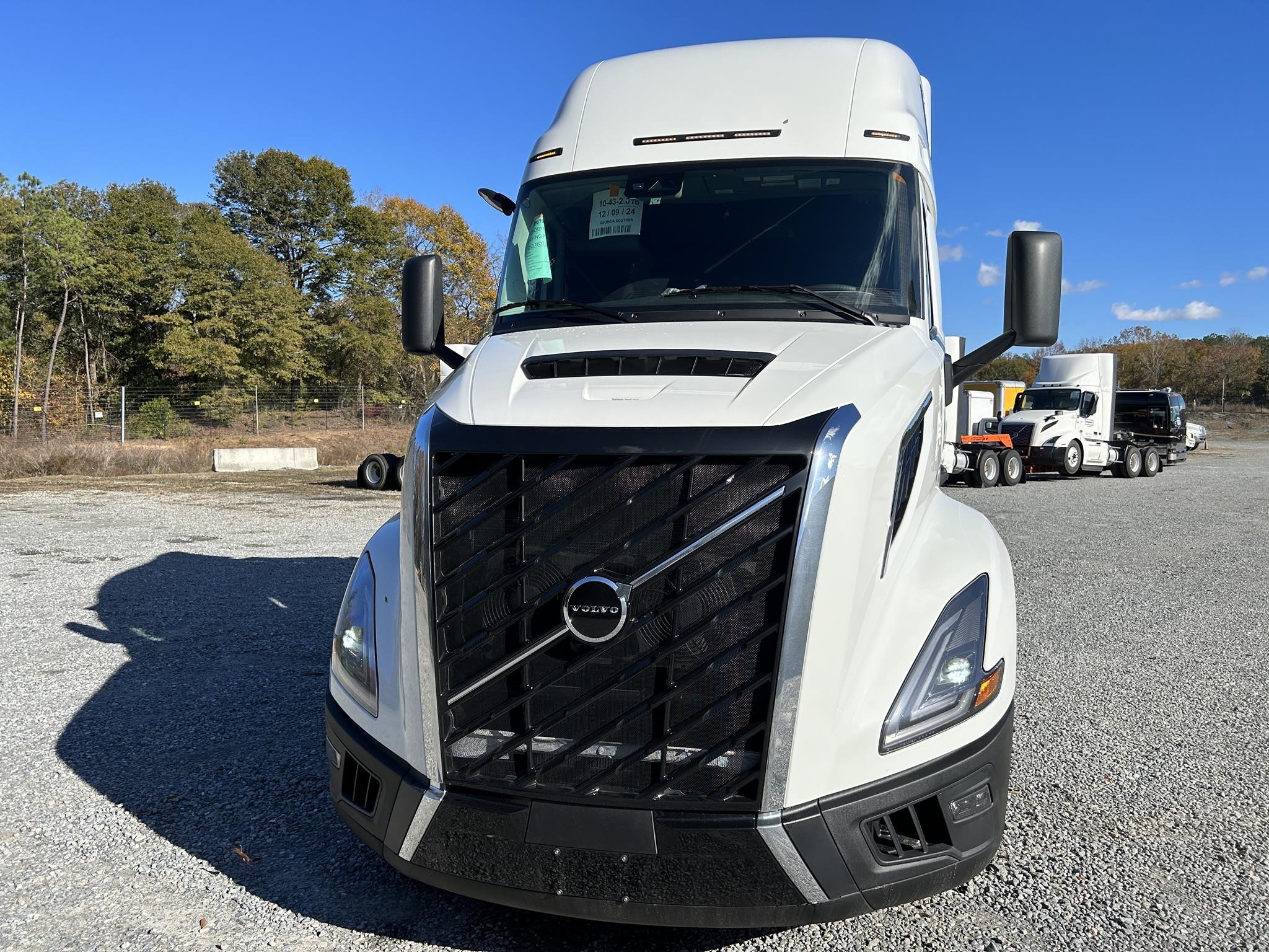 2025 VOLVO VNL64T660 - image 2 of 4