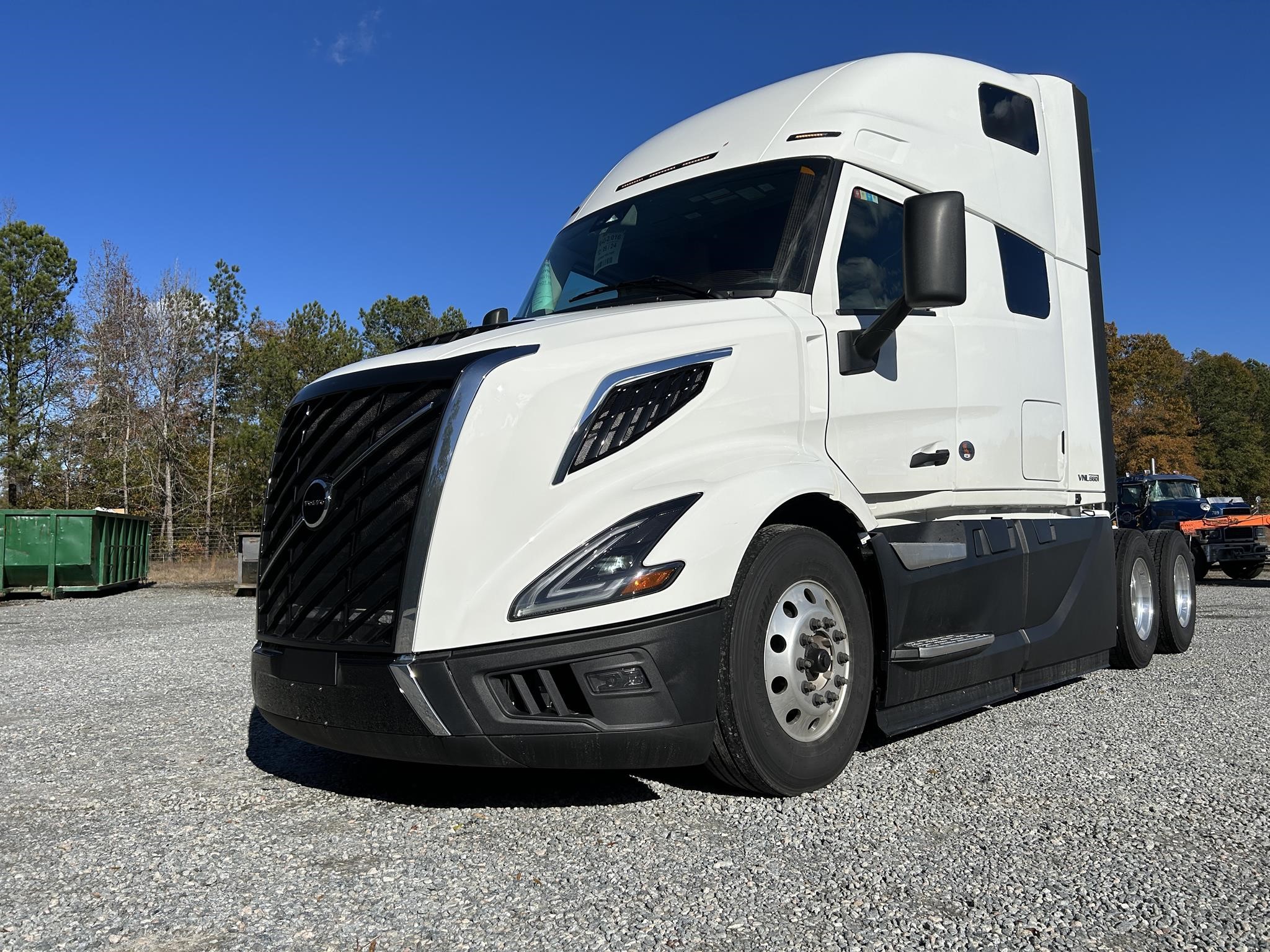 2025 VOLVO VNL64T660 - image 1 of 4