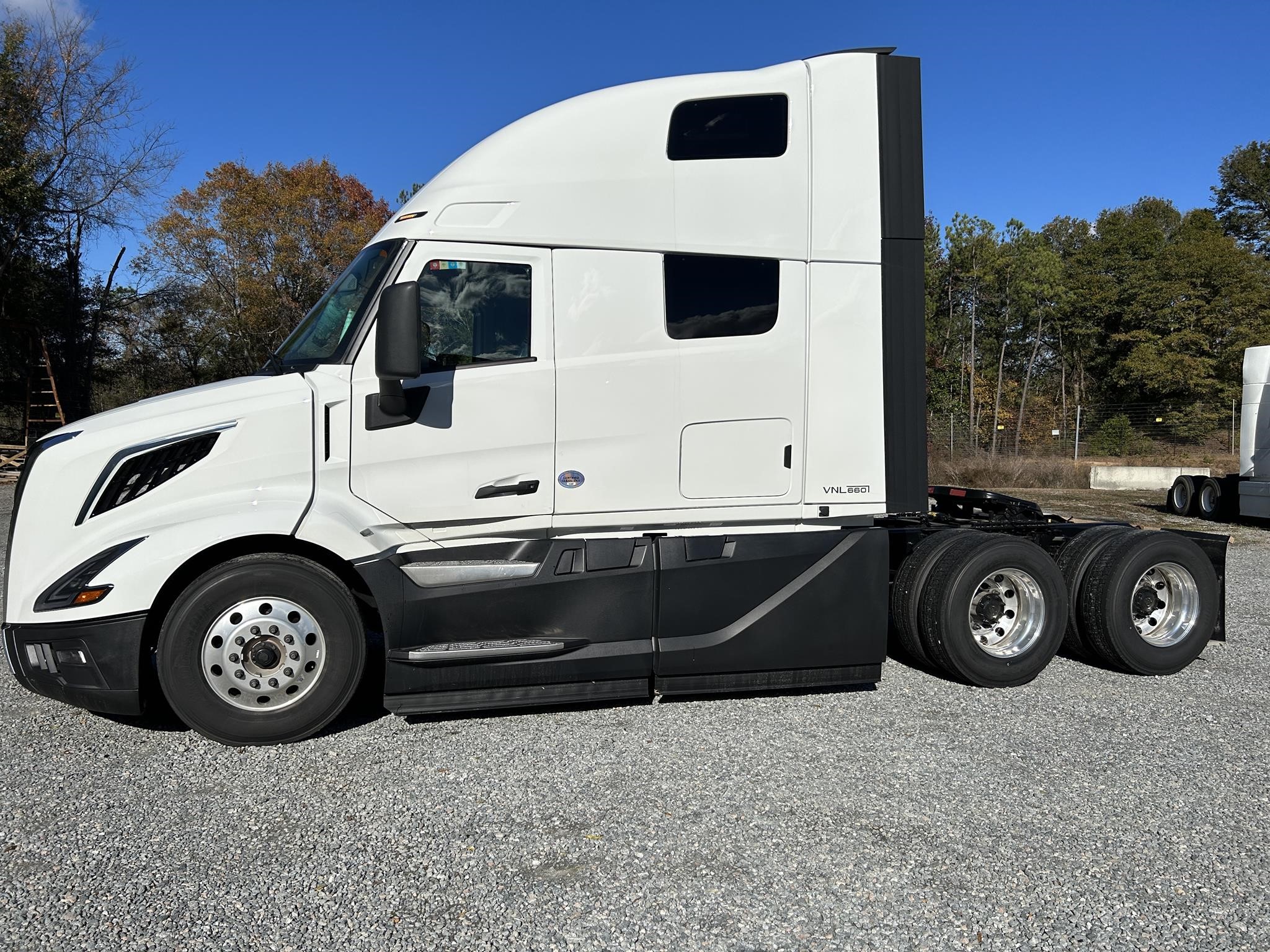 2025 VOLVO VNL64T660 - image 3 of 4