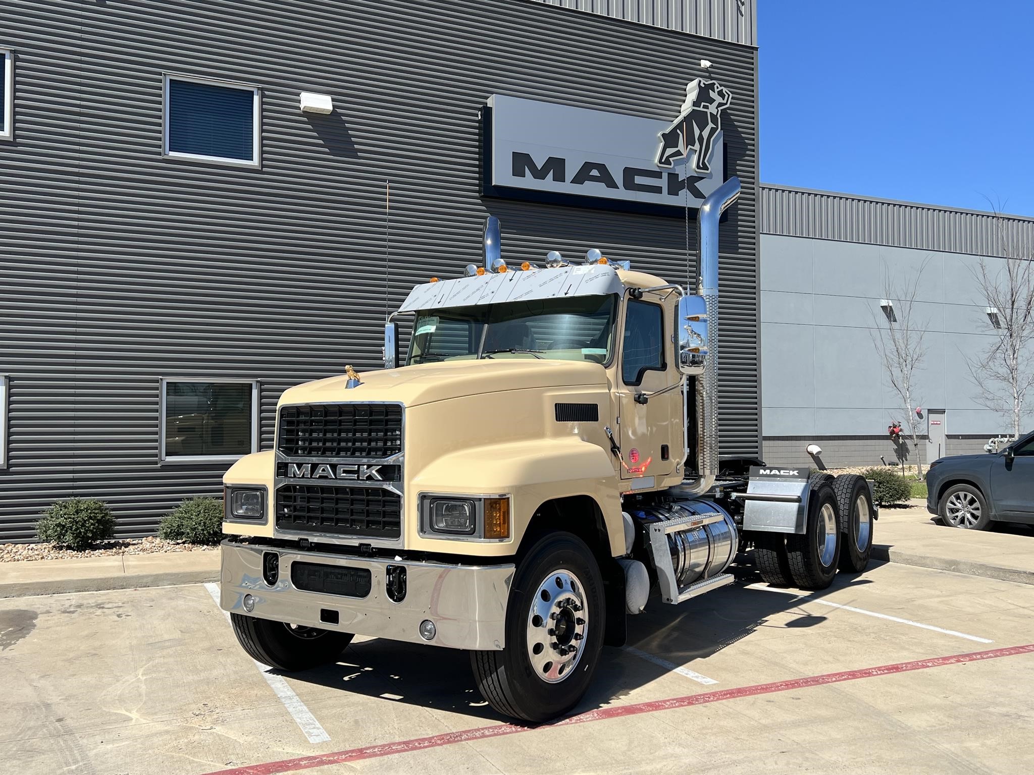 2026 MACK PINNACLE 64T - image 1 of 6