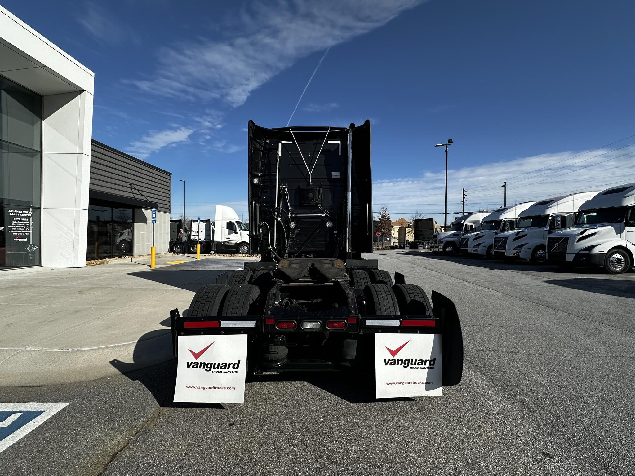 2023 VOLVO VNL64T760 - image 4 of 6