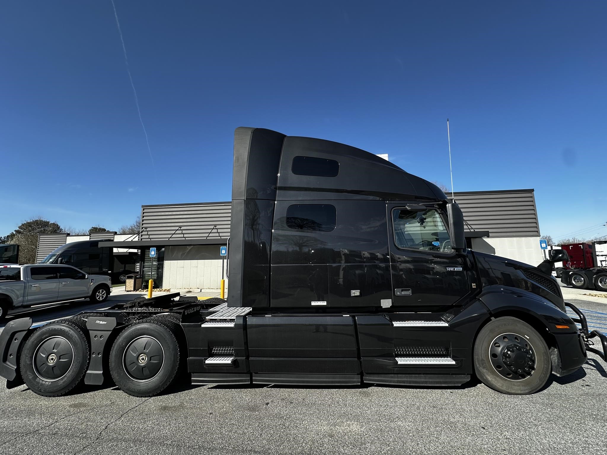 2022 VOLVO VNL64T760 - image 2 of 6